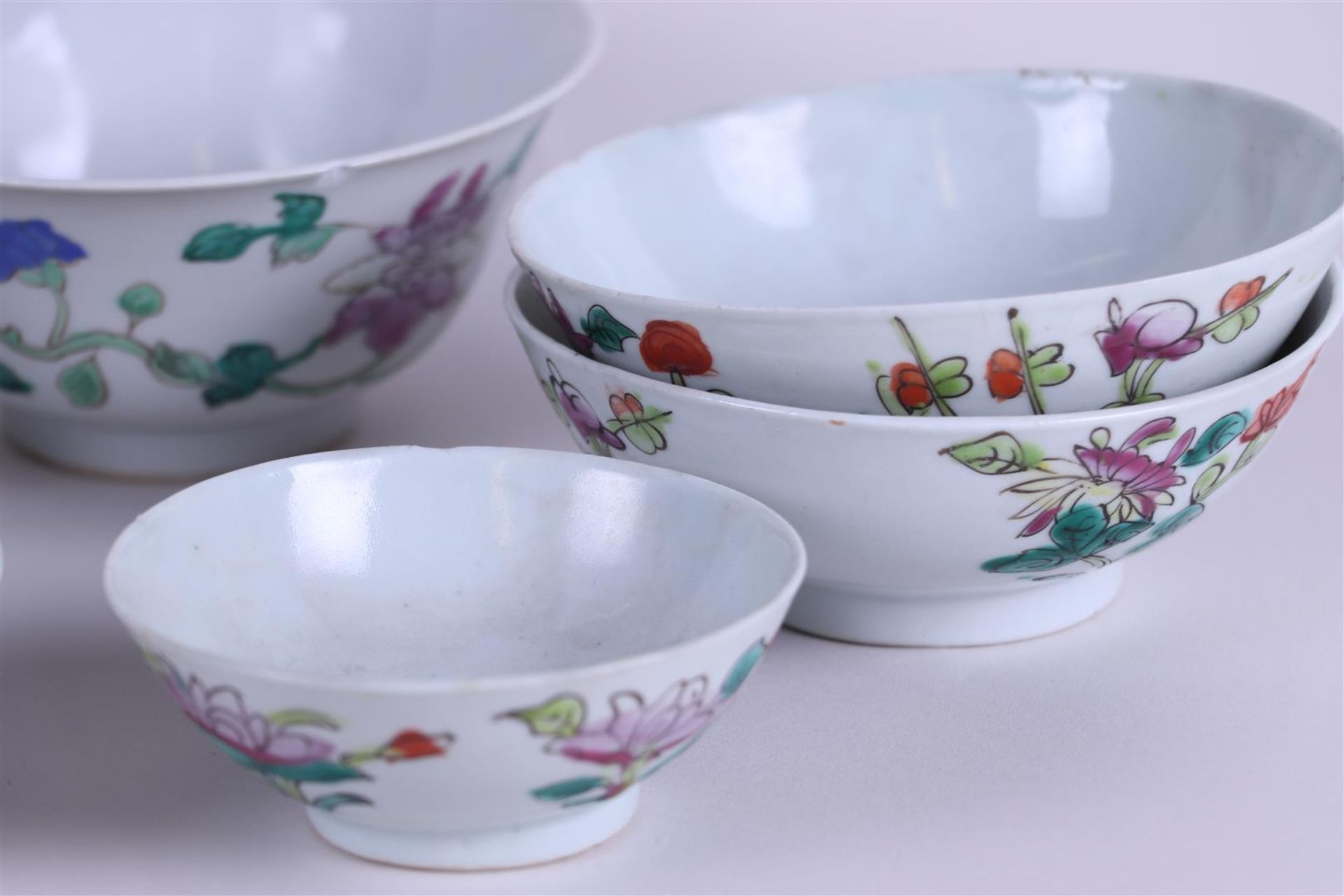 A lot  with (6)  porcelain bowls with floral decor. China, Tongzhi. - Image 2 of 4