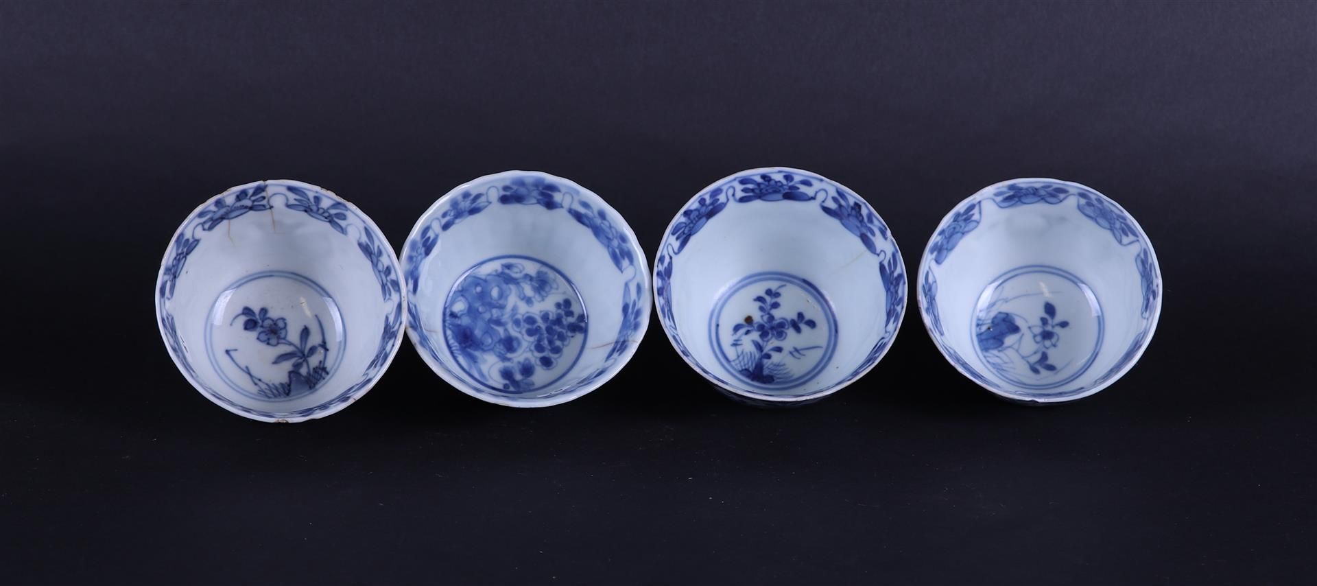 Four contoured porcelain bowls with floral decoration in flower-shaped compartments - Bild 2 aus 3