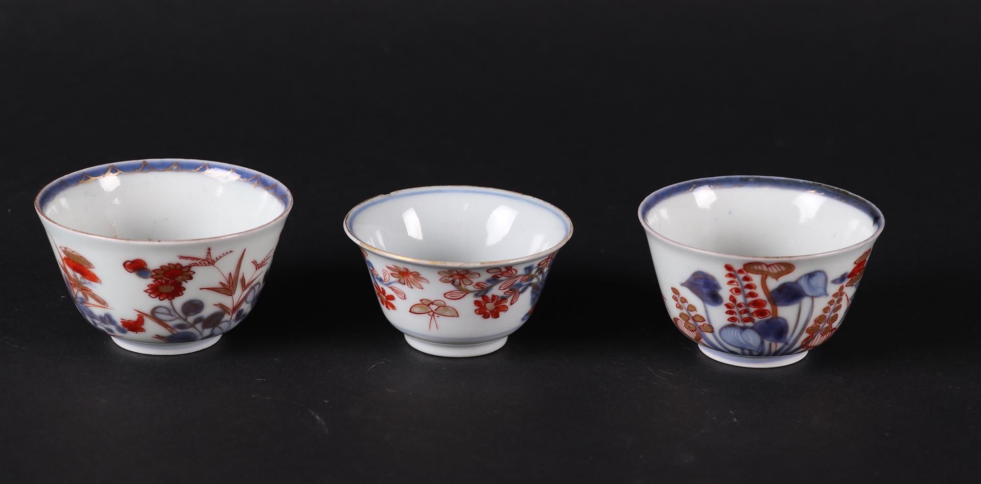 Three  different porcelain Imari bowls with lotus decor, and with flower basket decor.  - Bild 2 aus 4