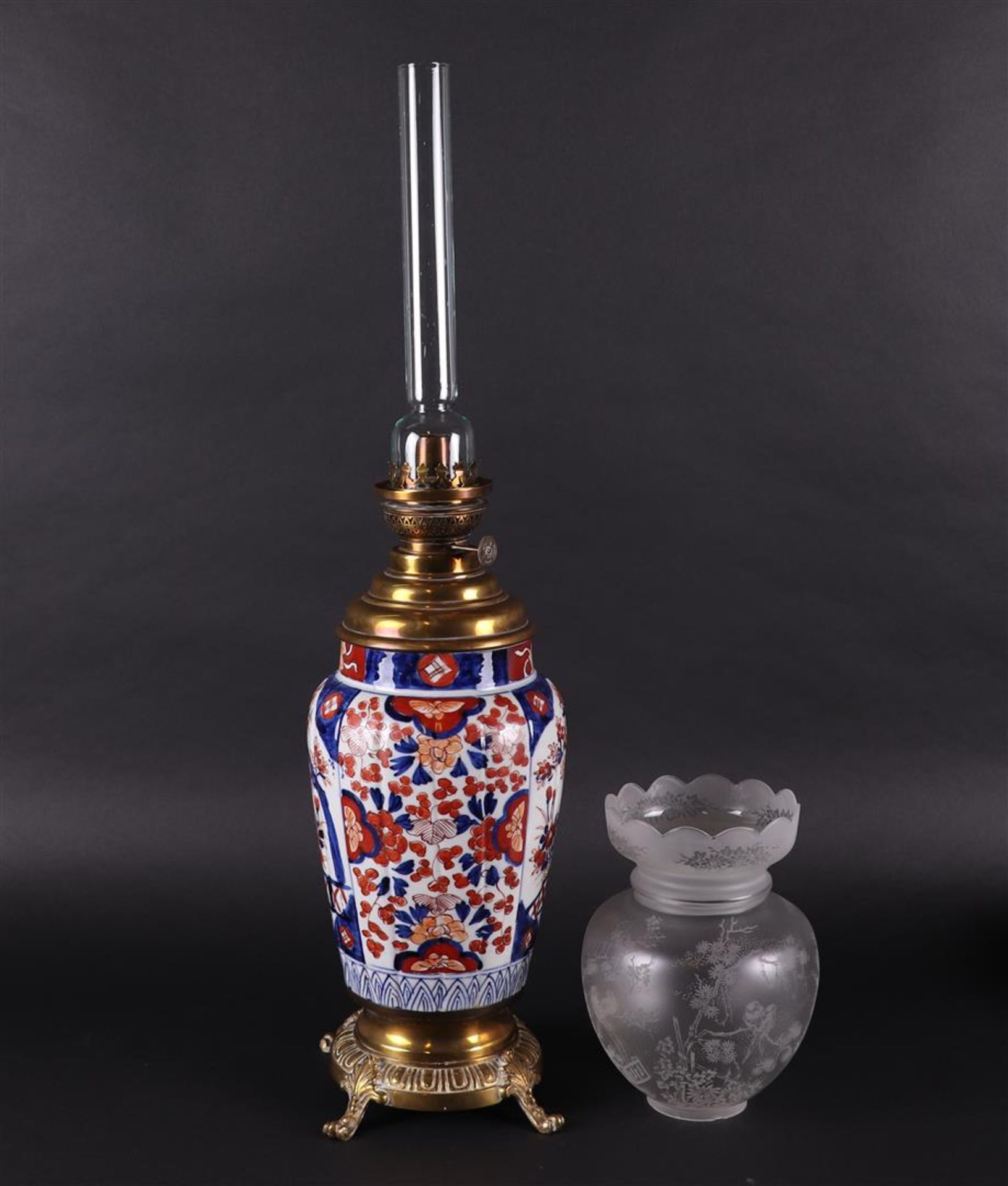 And a porcelain Imari vase converted into an oil lamp. Japan, 19th century. - Bild 2 aus 5