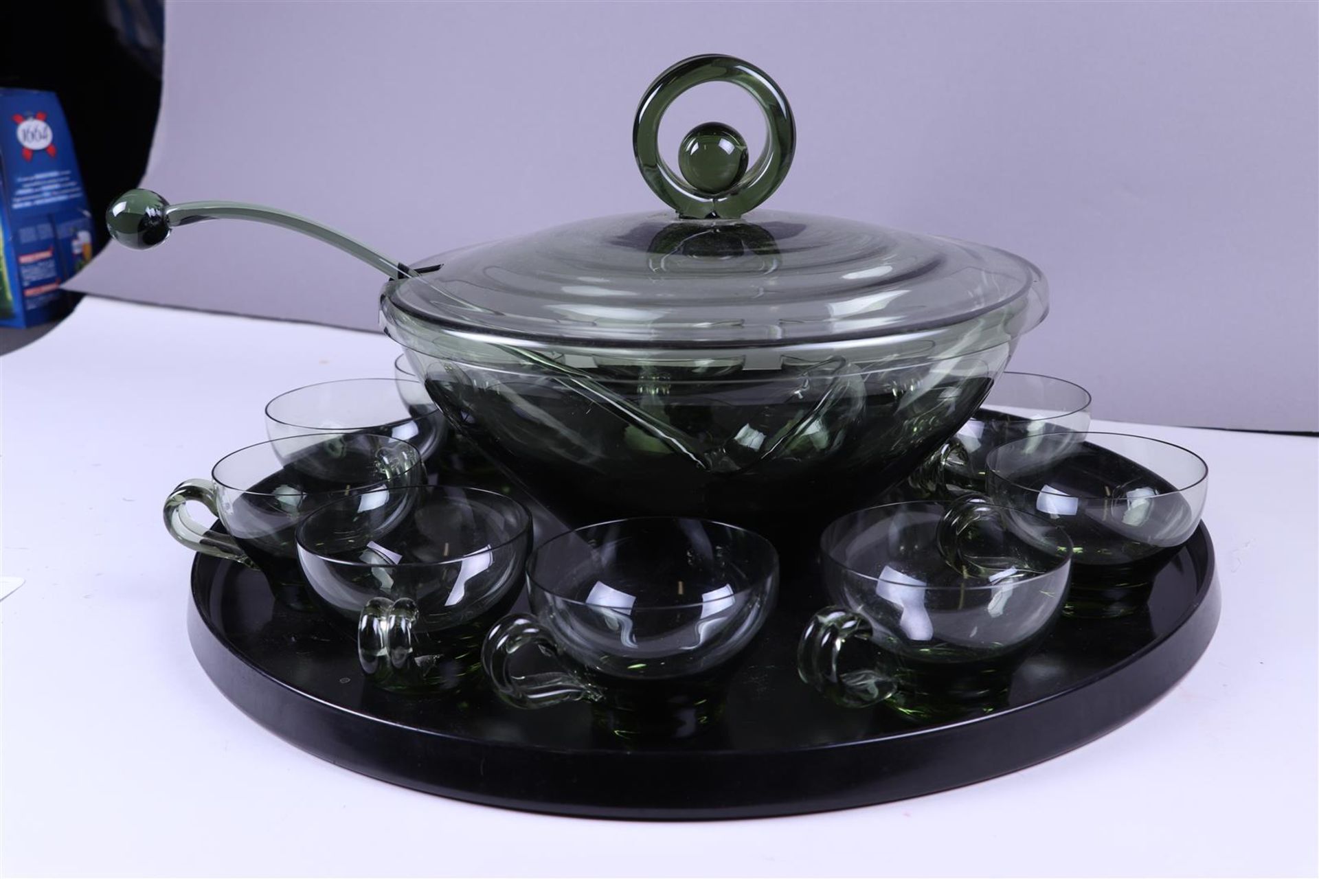 A D Copier  A green glass bowl set consisting of 10 cups, a bowl with spoon and a  bakelite tray. - Bild 2 aus 6