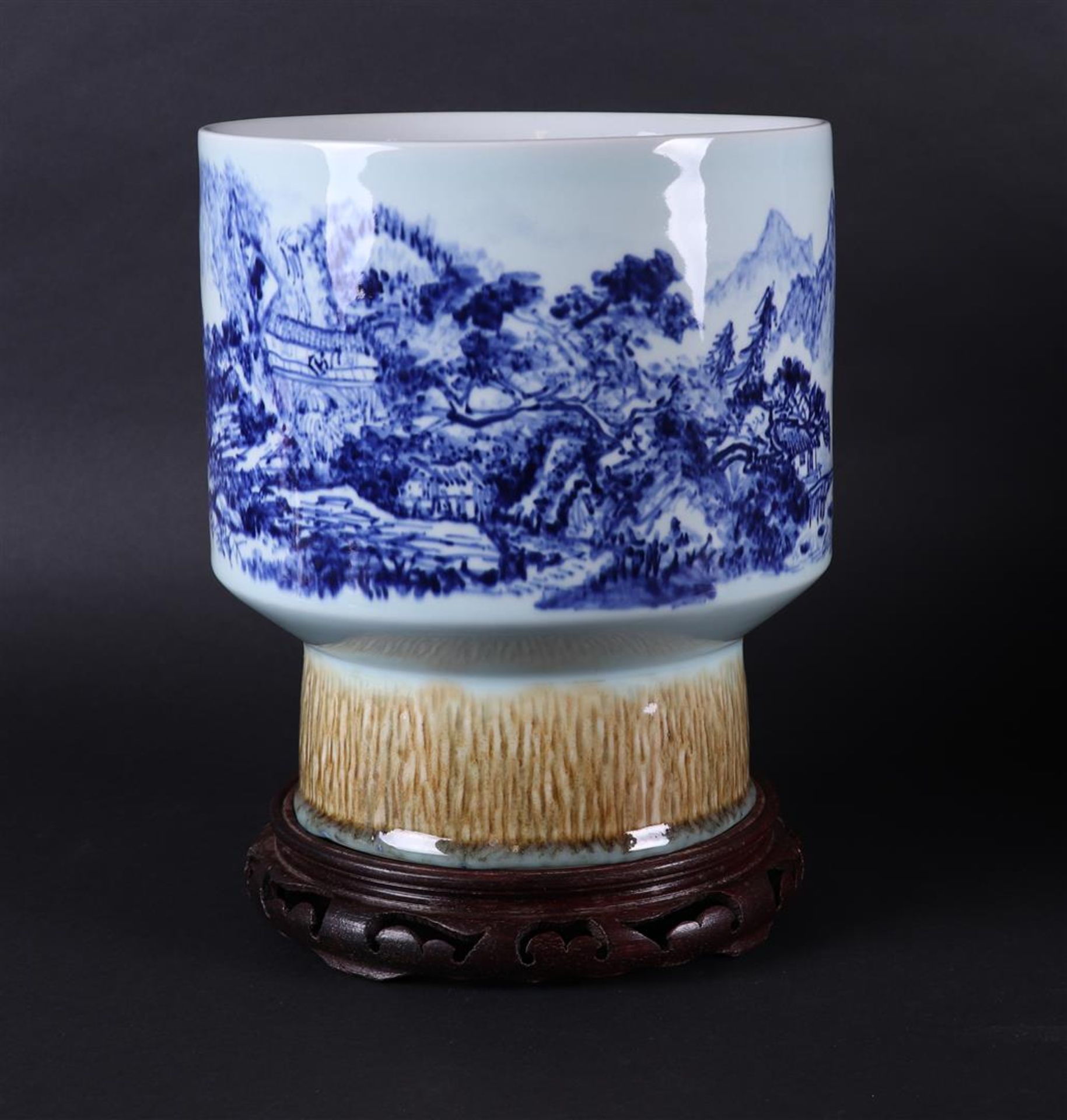 A porcelain Jingdezhen beaker vase with landscape decor. China, 20th century. - Bild 5 aus 12