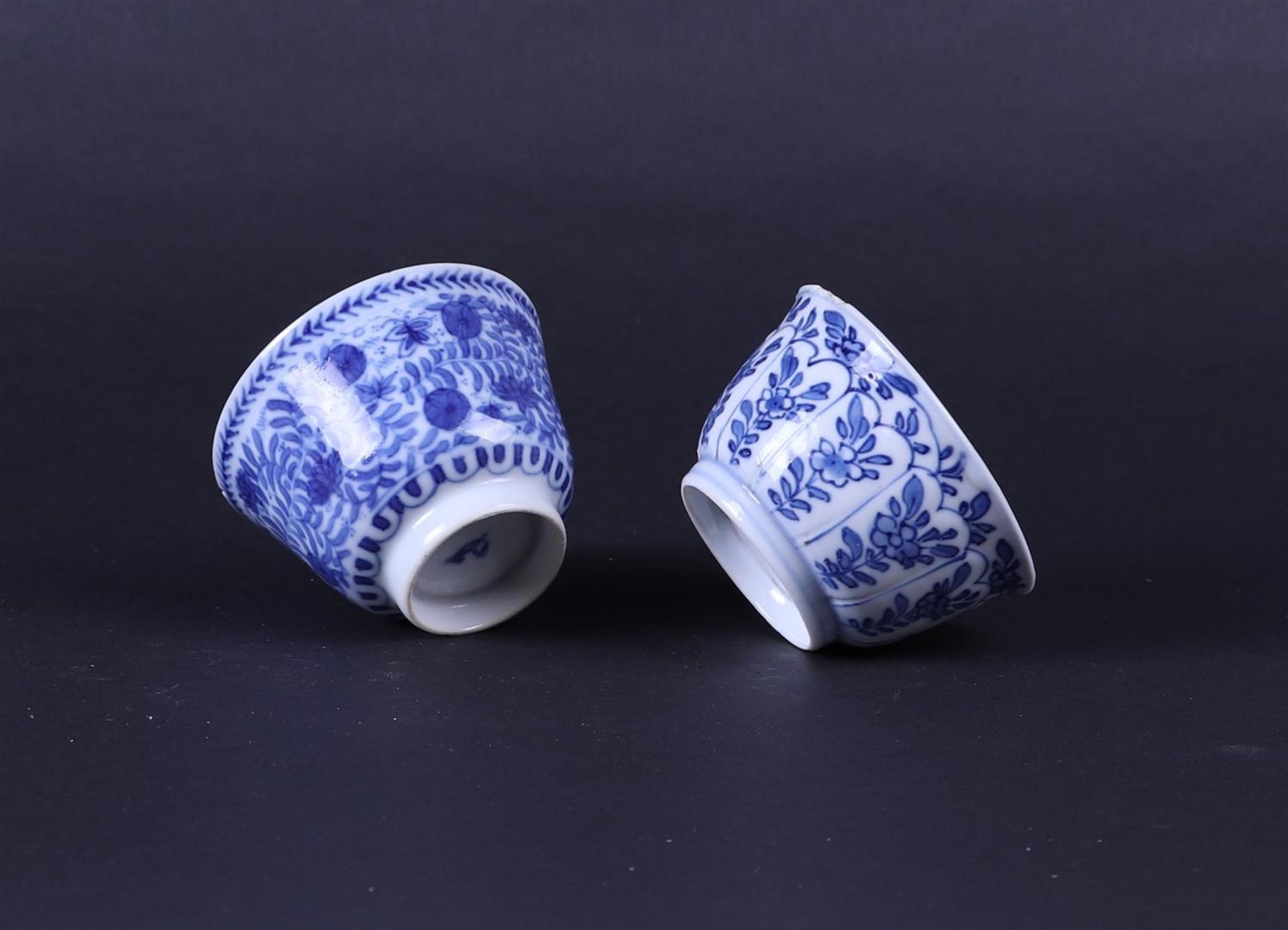 A lot of two porcelain bowls with floral decor. China, 18th century. - Bild 3 aus 3