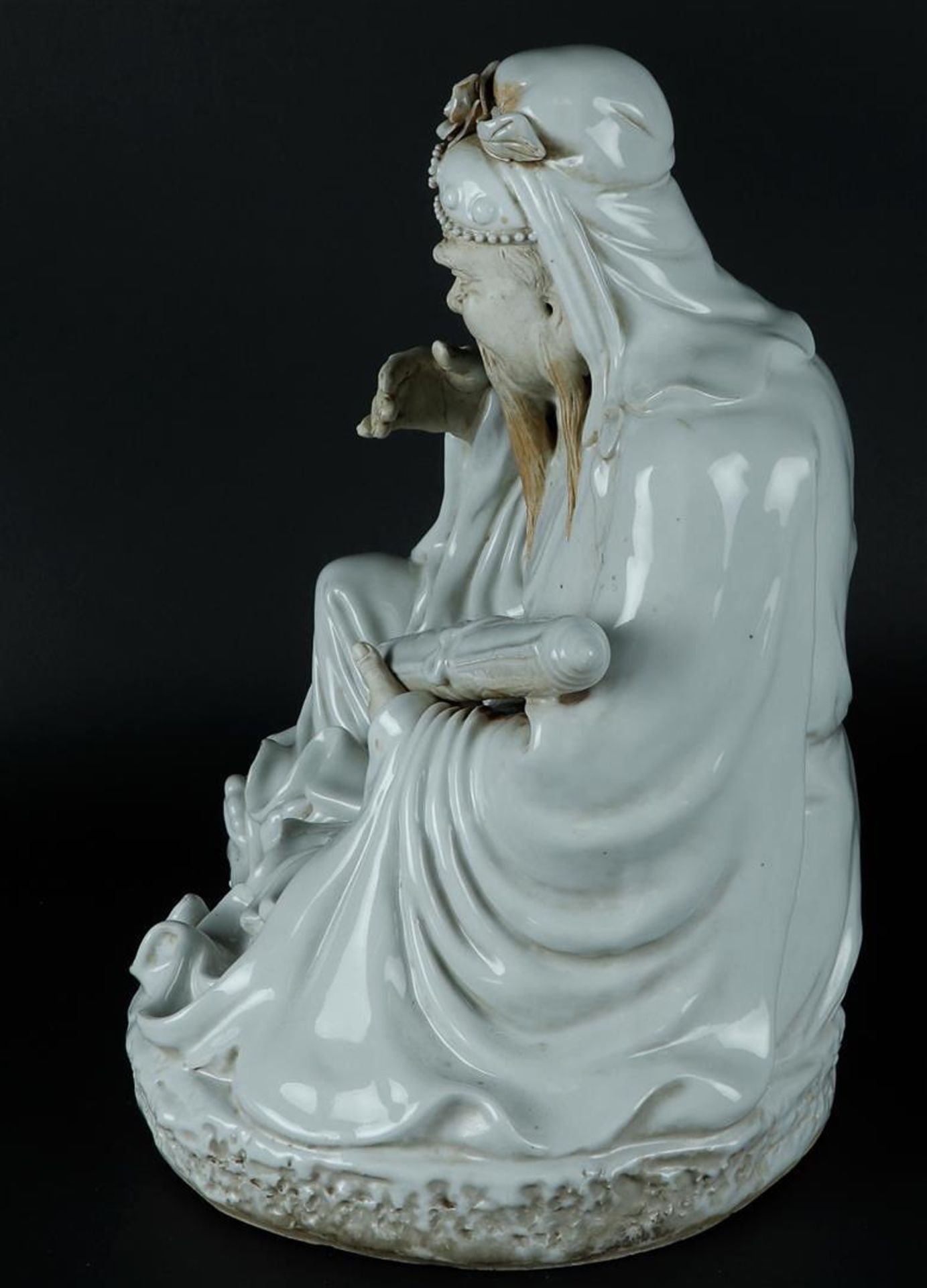 A porcelain Blanc de Chine sage with scroll drawing in hand, hands and face are unglazed. China - Bild 4 aus 6