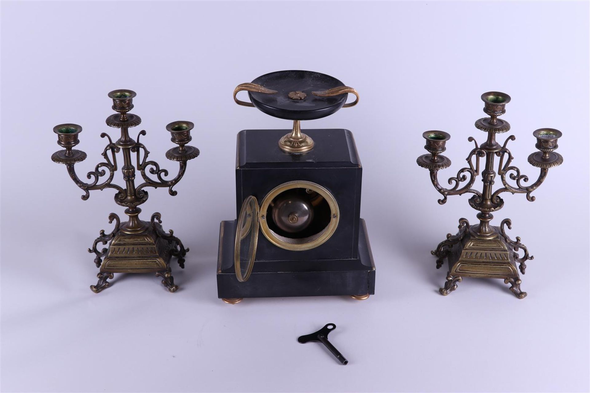 A black marble mantel clock with two brass three-armed candlesticks. Circa 1900. - Bild 5 aus 5