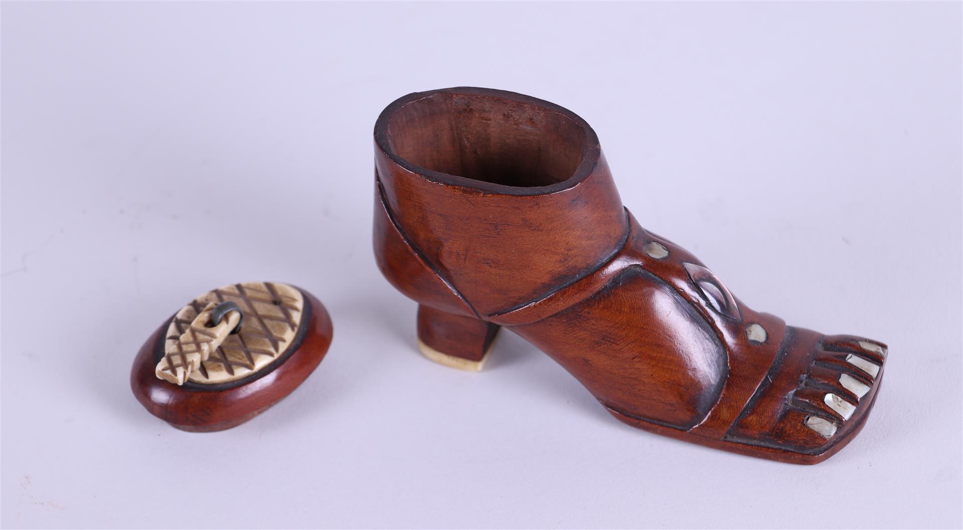 A wooden snuff box in the shape of a shoe set with mother-of-pearl and bone. 19th century. - Image 3 of 3