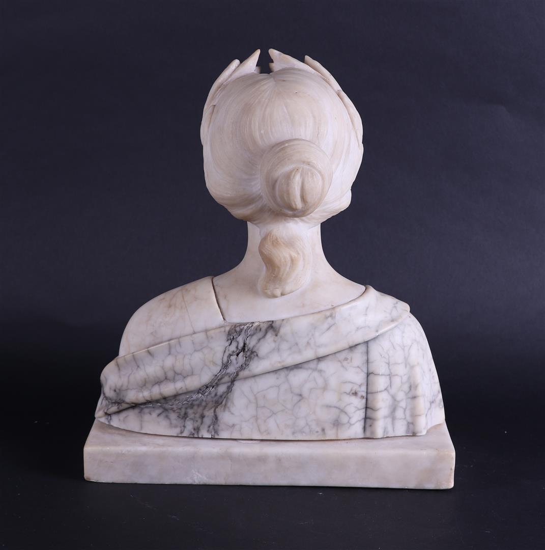 A marble bust of a muse, Italy, ca. 1900. - Image 3 of 3