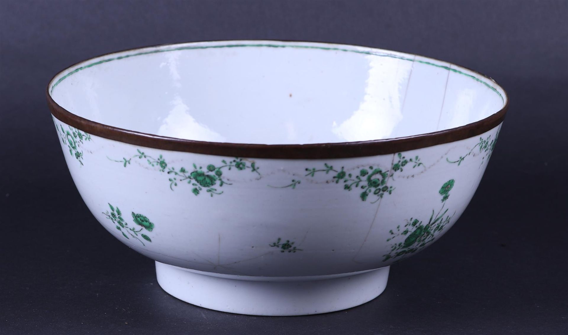 A large porcelain Chine de Commande bowl with a green decoration of flowers, copper ring on rim.  - Bild 2 aus 4