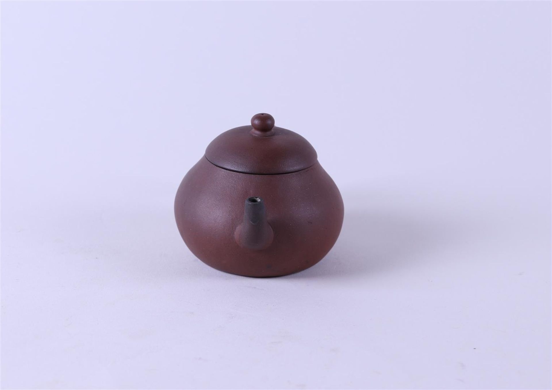 A Yixing teapot, marked on the bottom. China, 19th century. - Image 2 of 5