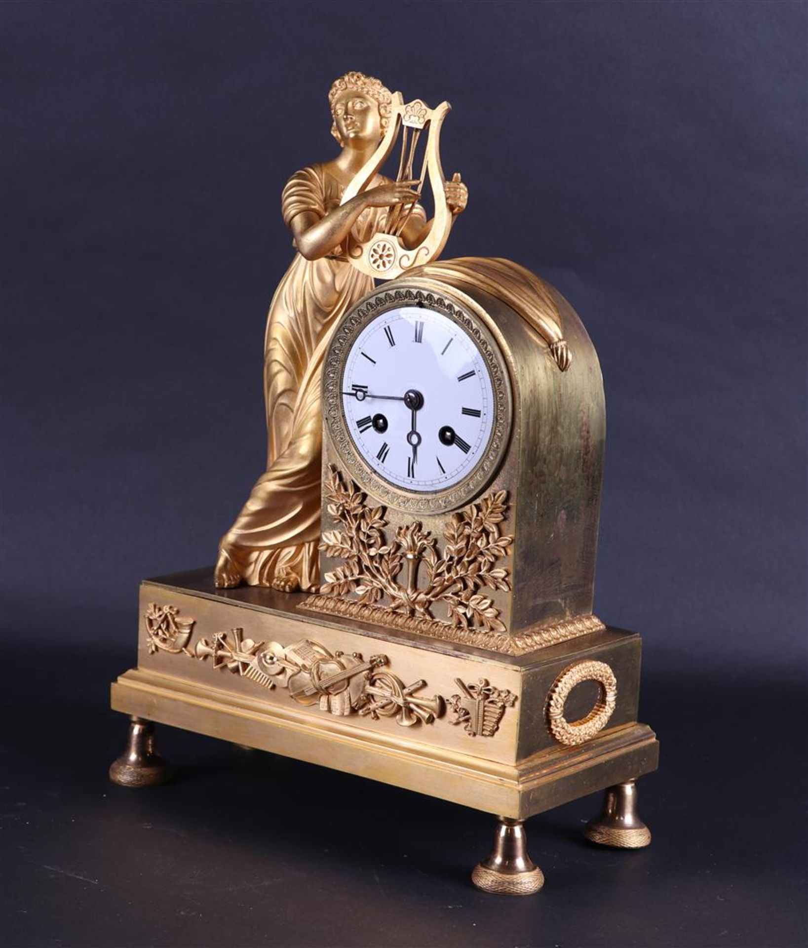 A 19th century fire-gilt mantel clock with harp-playing muse. - Bild 2 aus 7