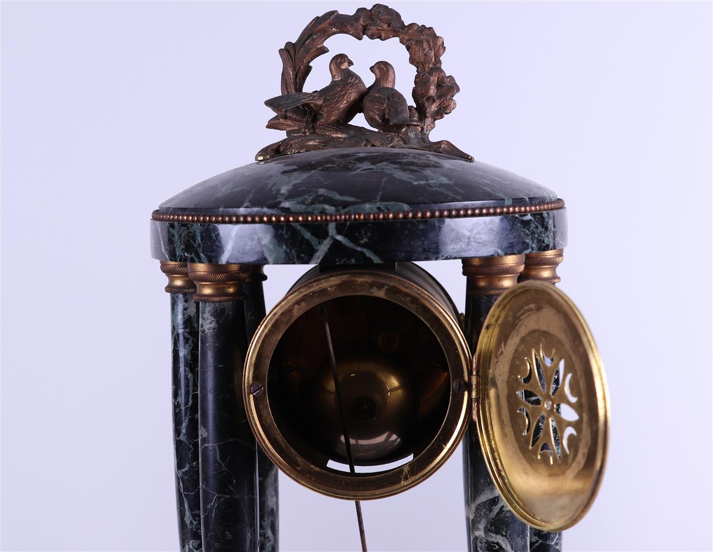 A green marble Garniture de Cheminee consisting of a column clock and two casolettes - Image 5 of 5