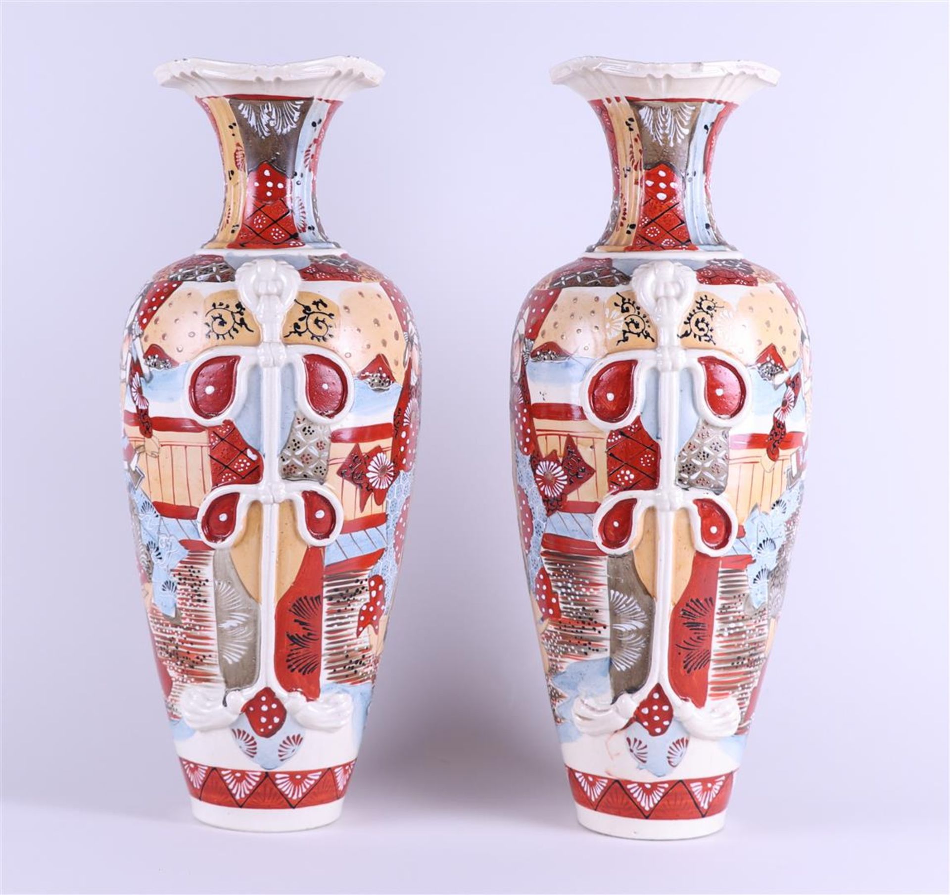 A set of two Satsuma earthenware vases decorated with various figures. Japan, circa 1900. - Bild 2 aus 4