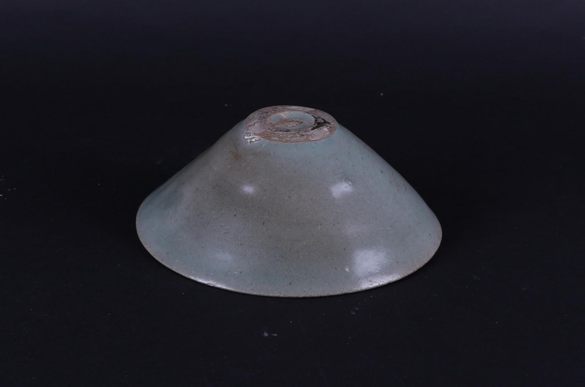 A ceramic tea bowl in Celadon green. Song, China 960-1279 or later. diam. 15.2cm. H. 5.5cm. - Bild 2 aus 2