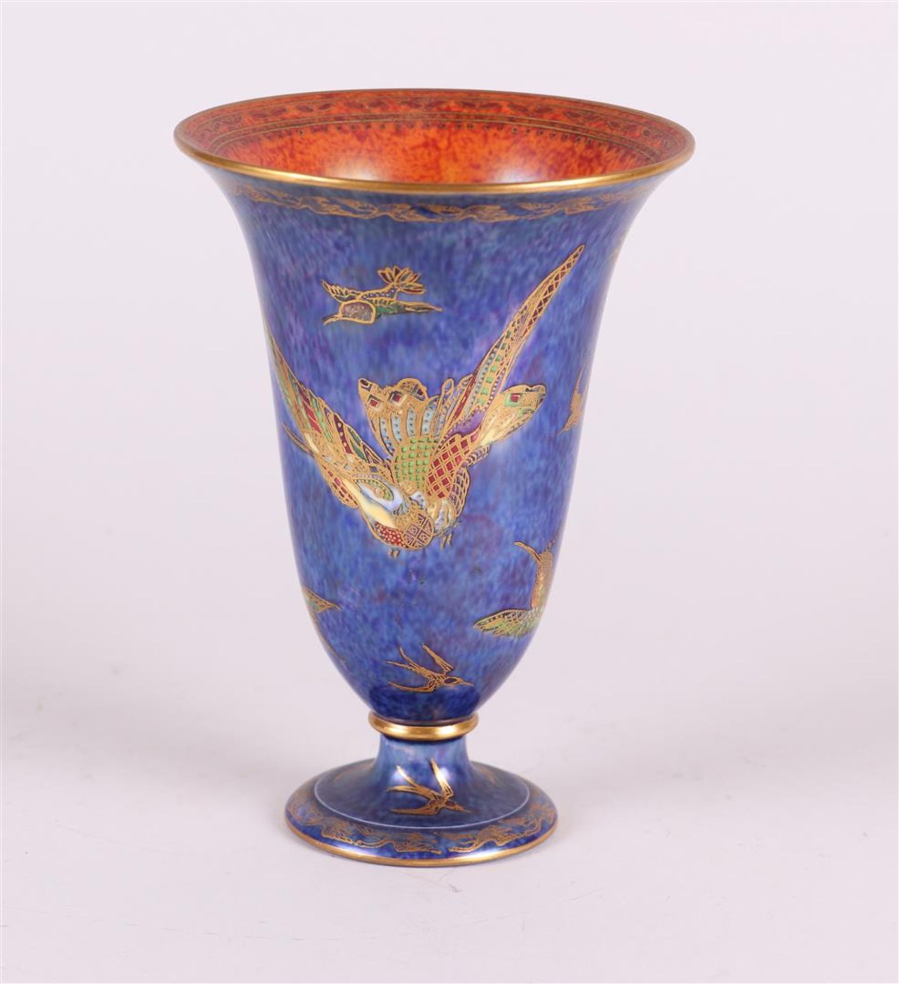A Wedgwood Fairyland luster ware Hummingbird vase, decor Z5294, ca. 1920. - Bild 3 aus 5