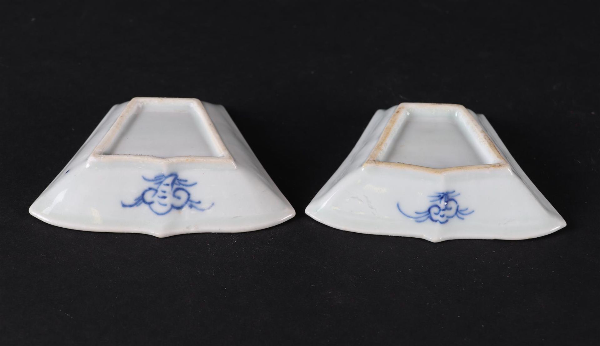 Two porcelain trapezoidal spice dishes with floral decor. China, Qianlong. - Image 4 of 4