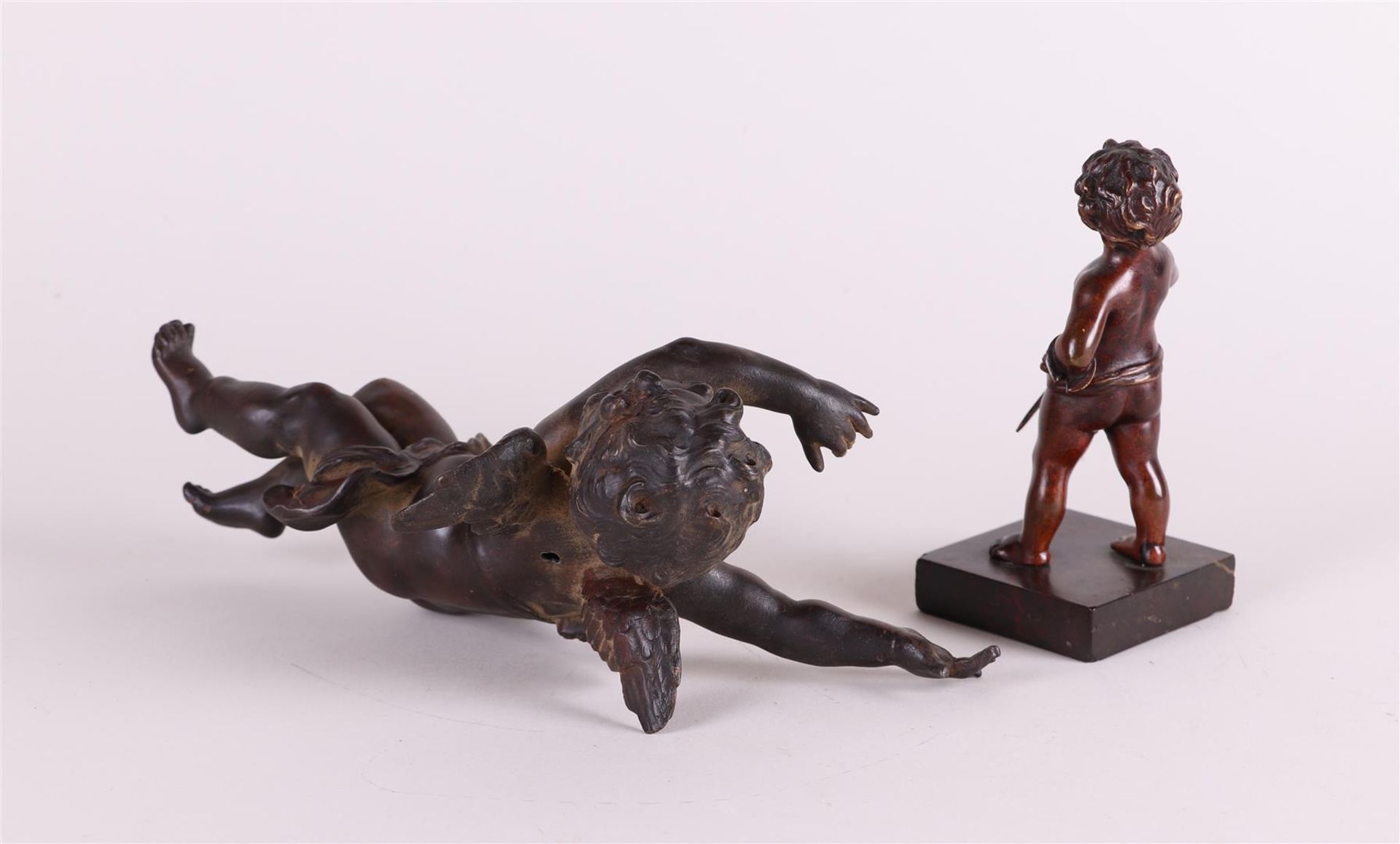 A lot consisting of a zamac puto and two bronze puto on a marble base. Circa 1900. - Bild 4 aus 5