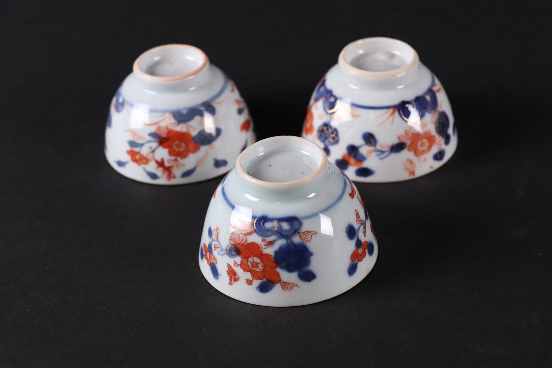 Three porcelain Imari bowls with floral decor. China Qianlong. - Bild 3 aus 3