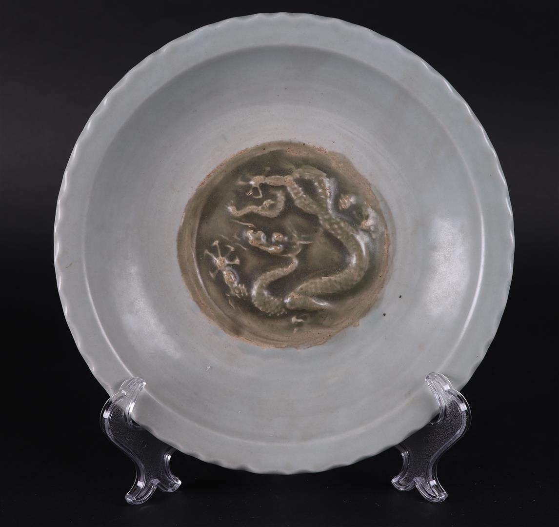 A lot  with two Celadon dishes, one of which is decorated with dragons. China, 19/20th century. - Image 2 of 5