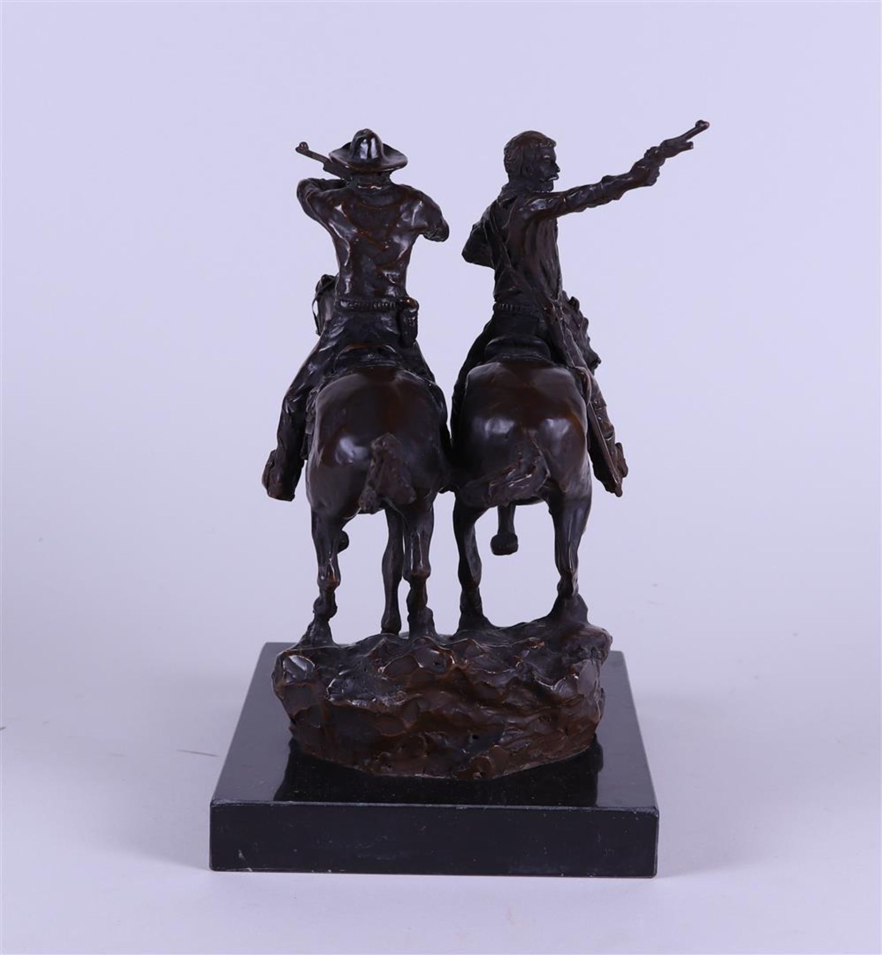 D'après Frédéric Remington, A bronze patinated sculpture of  cowboys on horseback, on a marble base - Image 4 of 6