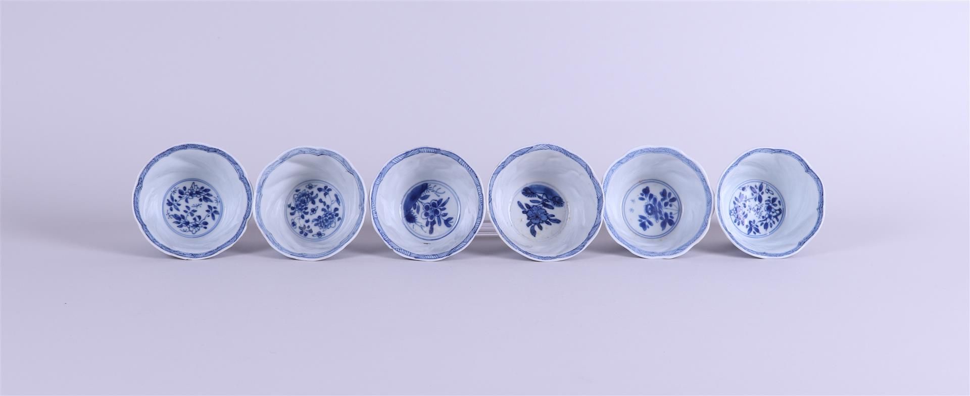 A set of (6) lobed porcelain bowls with floral decor in compartments. China, Kanxi. - Bild 2 aus 3