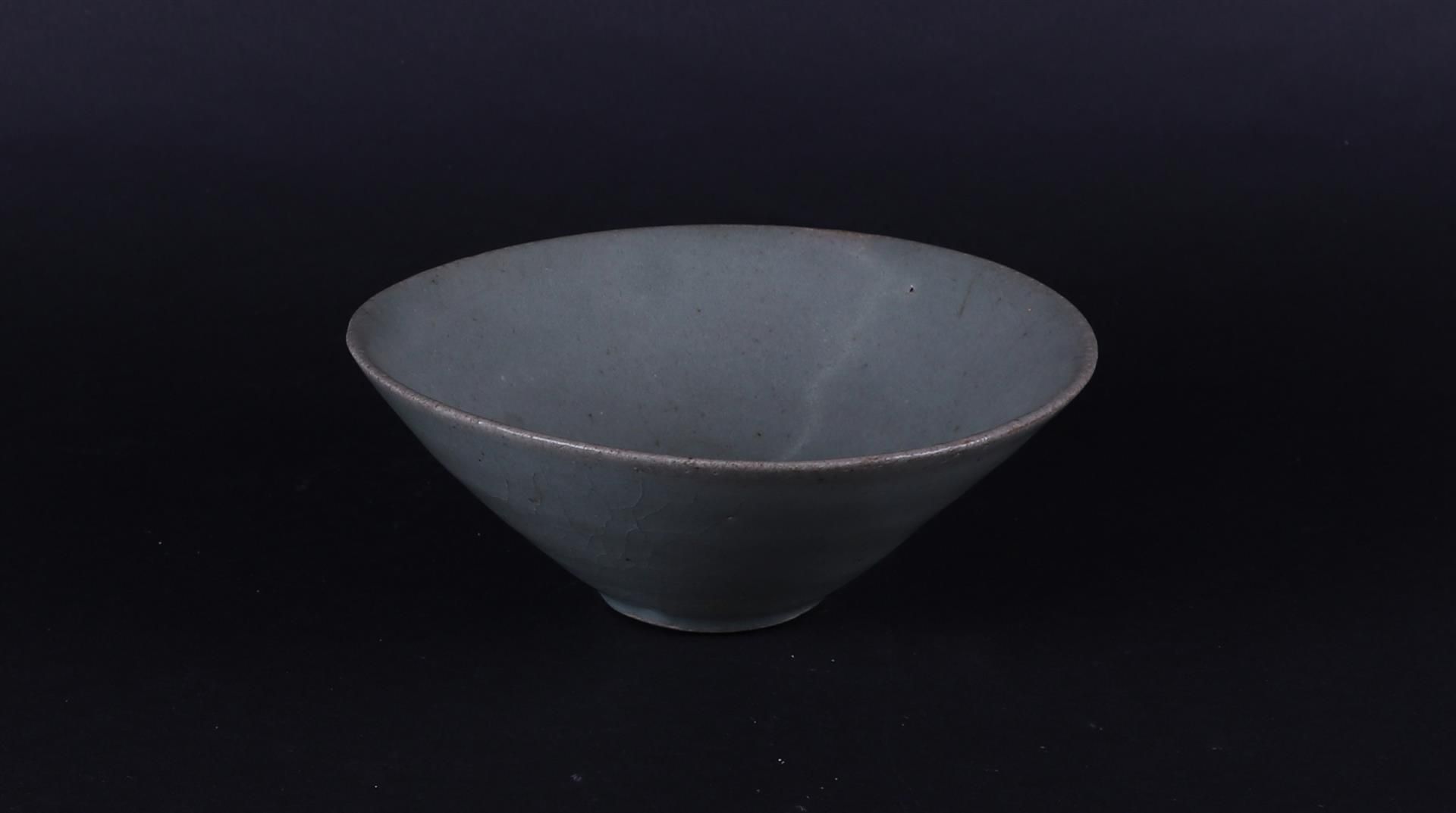 A ceramic tea bowl in Celadon green. Song, China 960-1279 or later. diam. 15.2cm. H. 5.5cm.