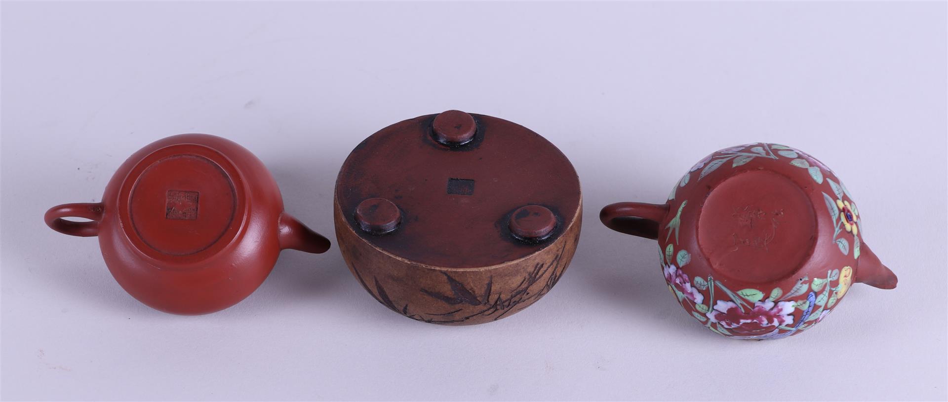 A lot of Yixing pottery including two teapots, a lid (non matching). China, 19/20th century. - Image 3 of 3