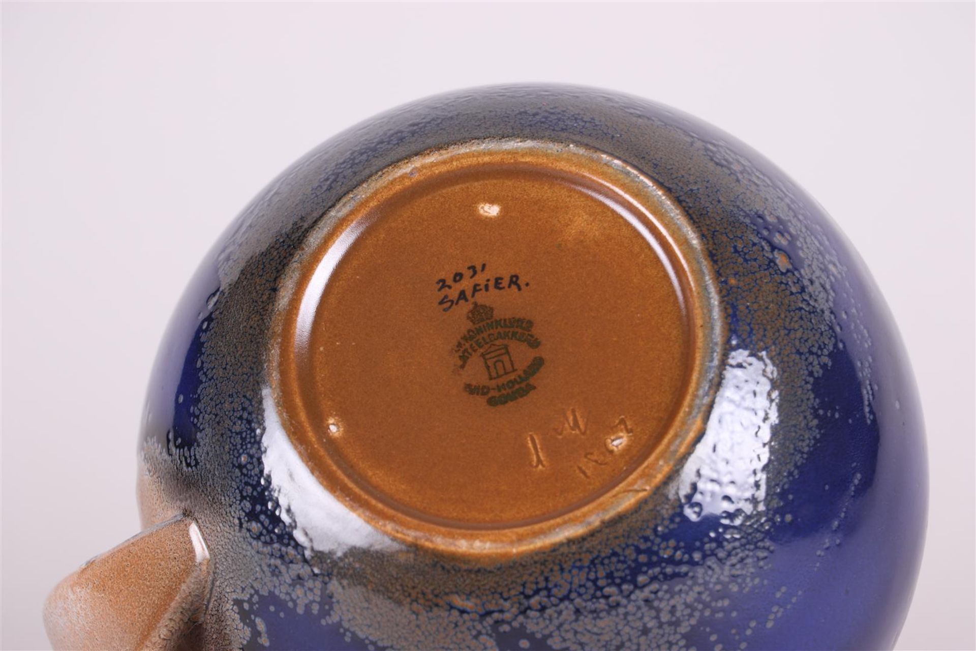A jug, Koninklijke plateelbakkerlij Zuid Holland, decor Sapphire model number 2031. - Image 5 of 5