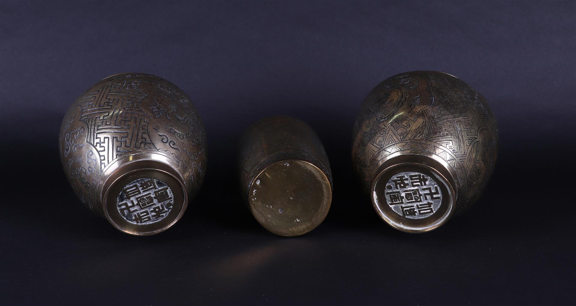 A lot of 3 brass jars consisting of two ginger jars and a lidded jar. Asia, early 20th century. - Image 2 of 2