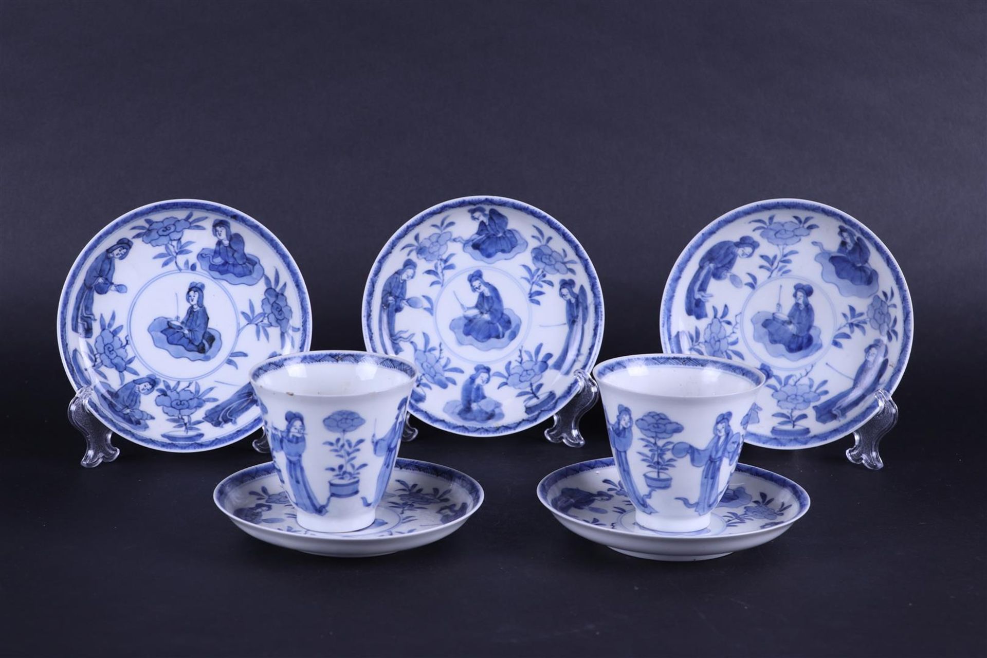 Five porcelain dishes and 2 cups decorated with standing and seated long Elizas