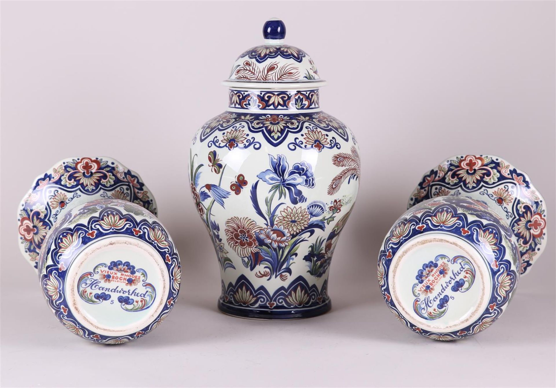 A porcelain garniture, Boch, decor: Vieux Rhodes. - Bild 2 aus 2