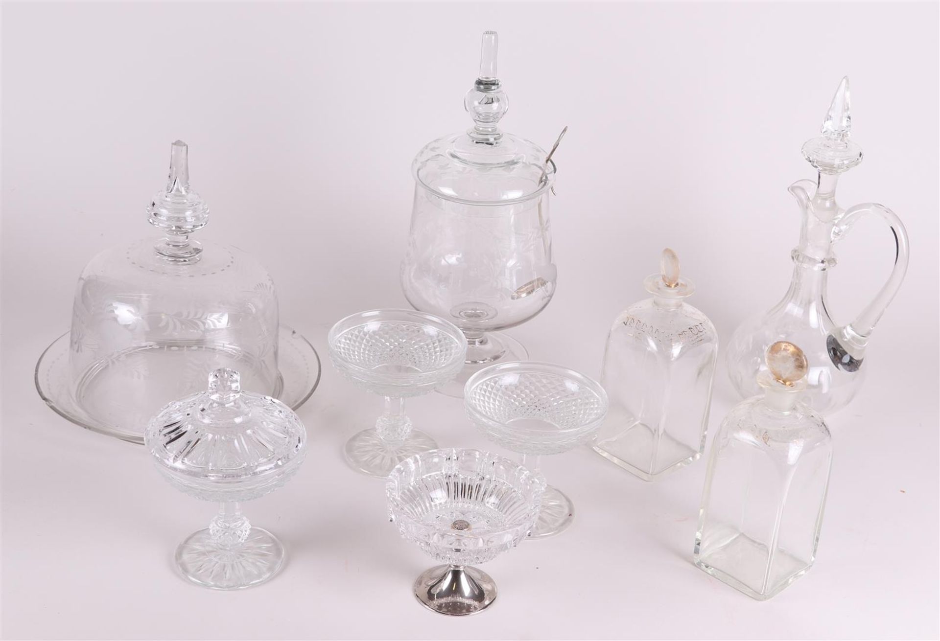 A large lot of antique glass and crystal including a bowl coupe. - Image 4 of 4