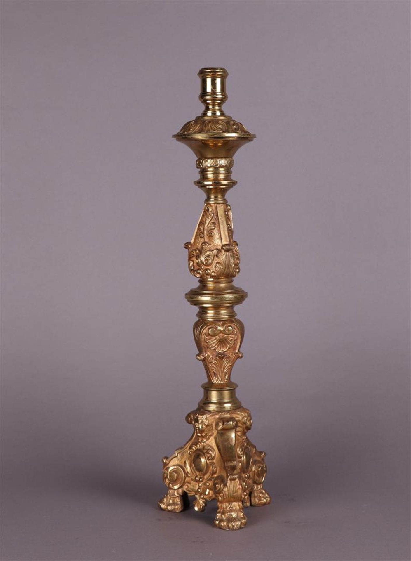 A lot consisting of a set of four bronze altar candlesticks. Late 19th century. - Bild 2 aus 3