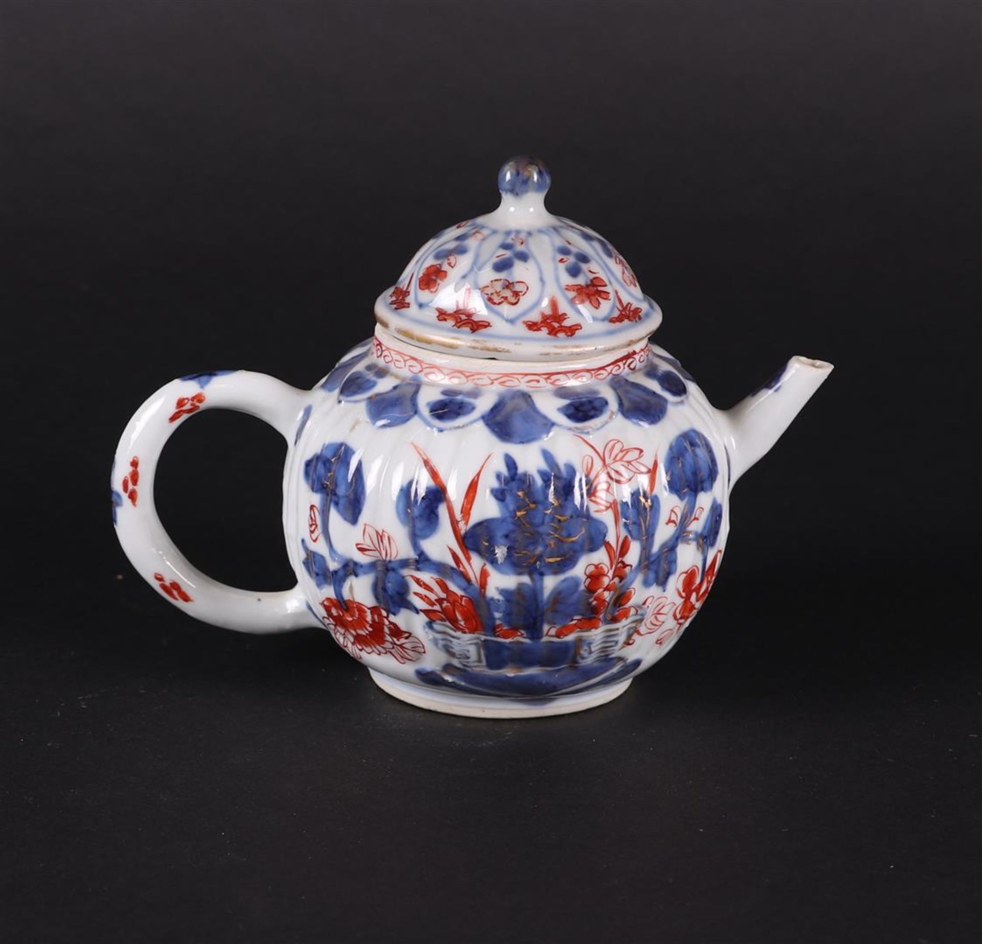 A porcelain Imari teapot ribbed model with floral decor. China, Qianlong. - Bild 2 aus 4