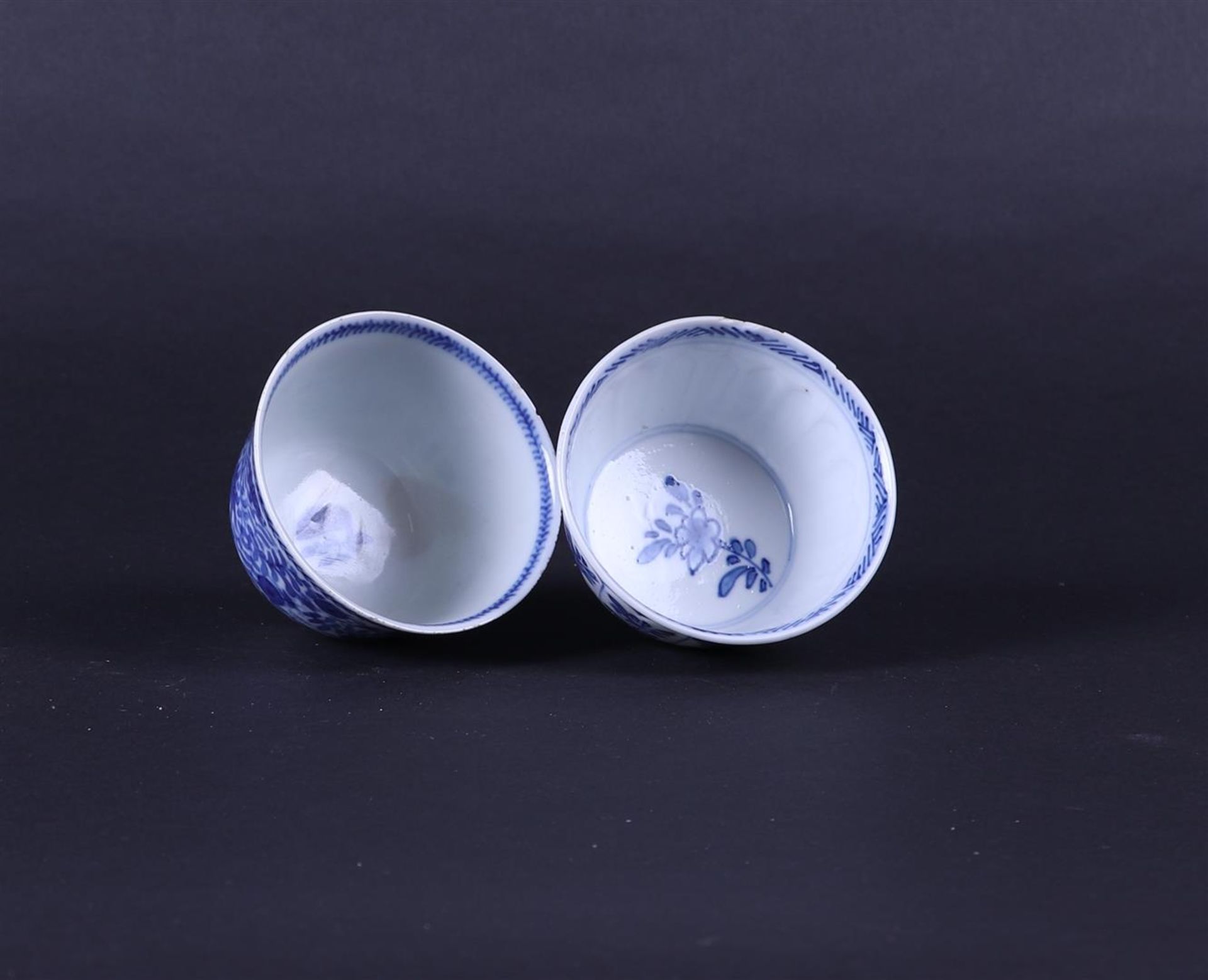 A lot of two porcelain bowls with floral decor. China, 18th century. - Bild 2 aus 3