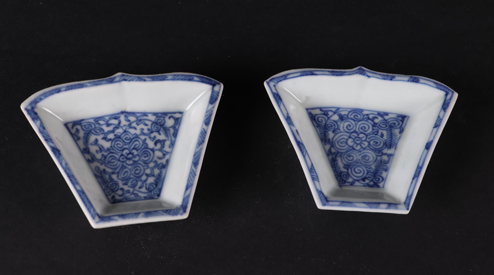 Two porcelain trapezoidal spice dishes with floral decor. China, Qianlong. - Image 2 of 4