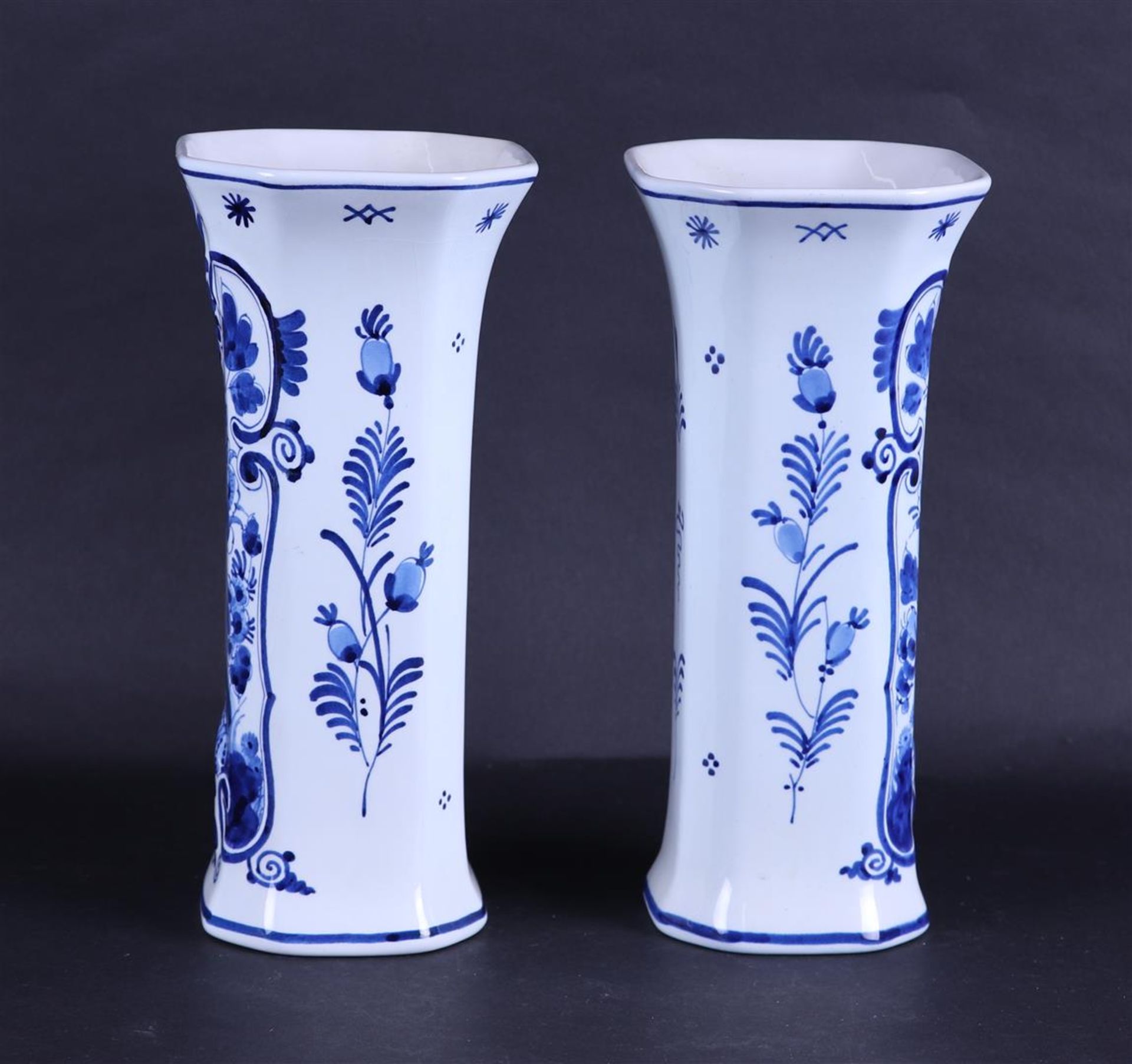 A set of two earthenware beaker vases, marked: "De Porceleyne Fles". - Bild 2 aus 6