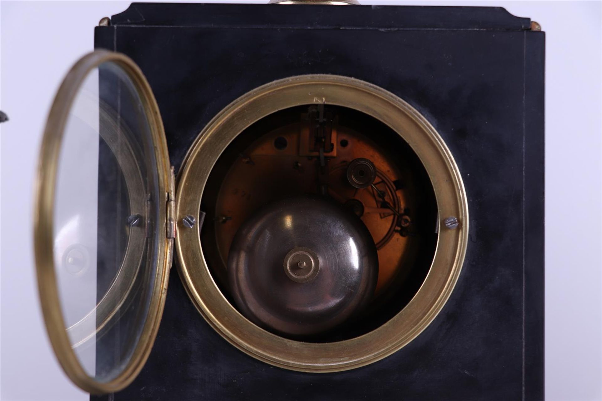 A black marble mantel clock with two brass three-armed candlesticks. Circa 1900. - Bild 4 aus 5