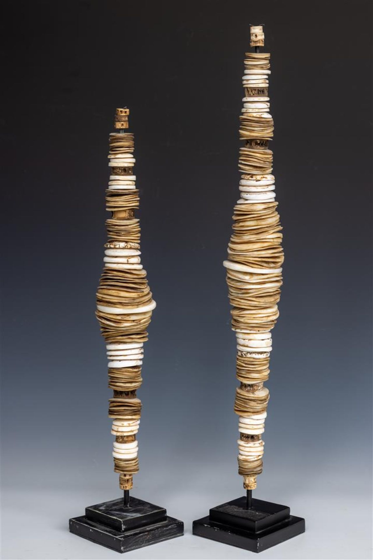 A lot consisting of (2) decorative objects made of shell money. - Image 2 of 2