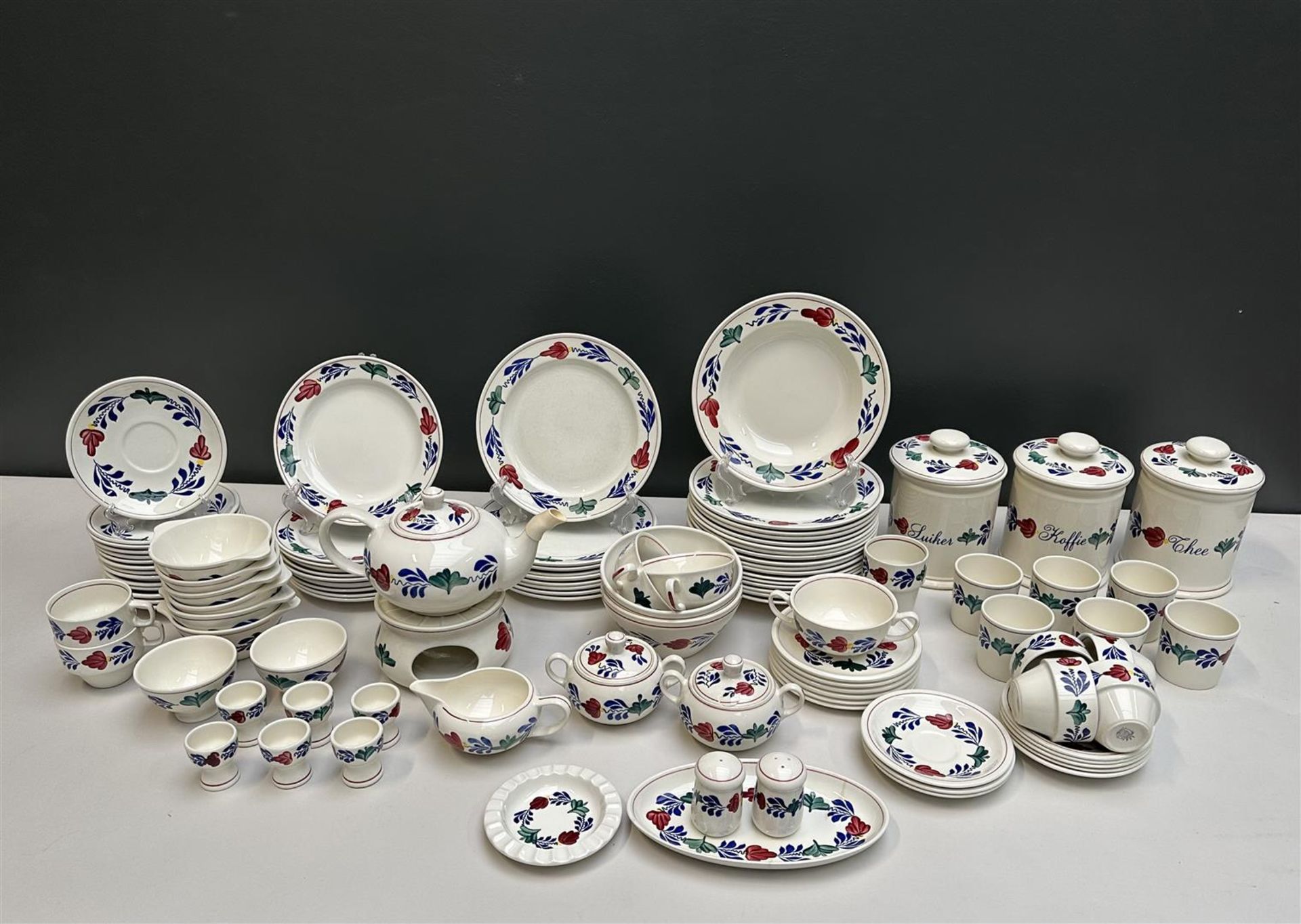 An extensive 109-piece earthenware crockery part decorated with farmer's fur. 