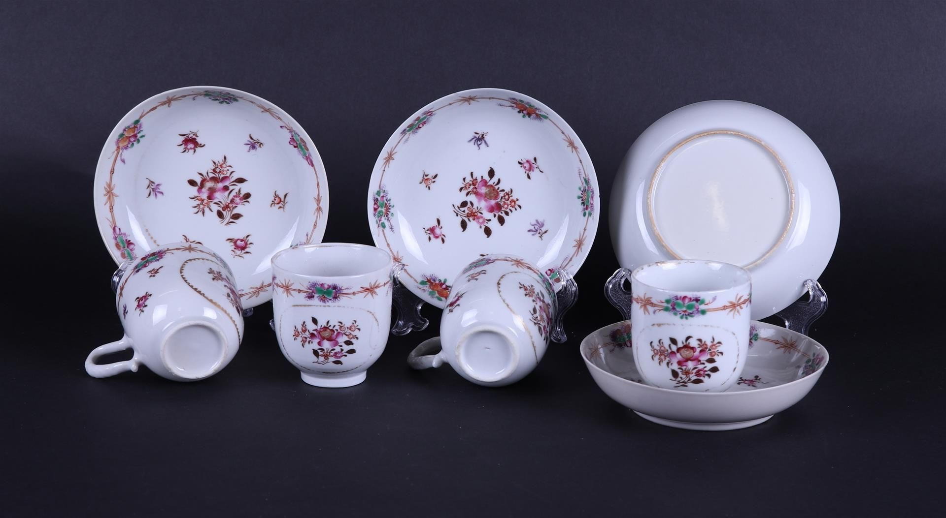 A lot of four porcelain Famile Rose bowls. China, 18th century. - Bild 2 aus 2