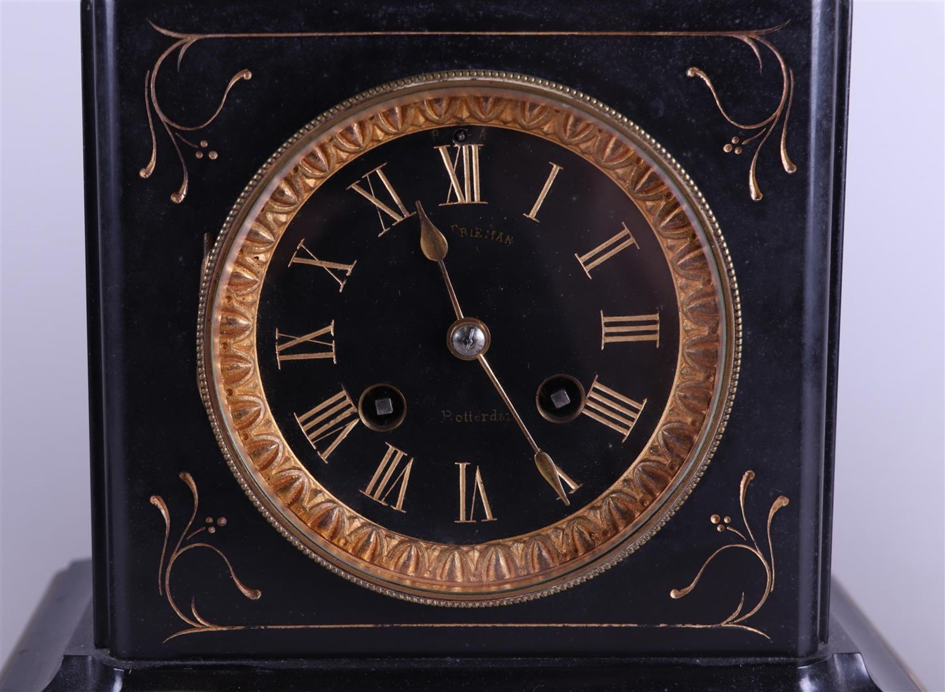 A black marble mantel clock with two brass three-armed candlesticks. Circa 1900. - Bild 2 aus 5