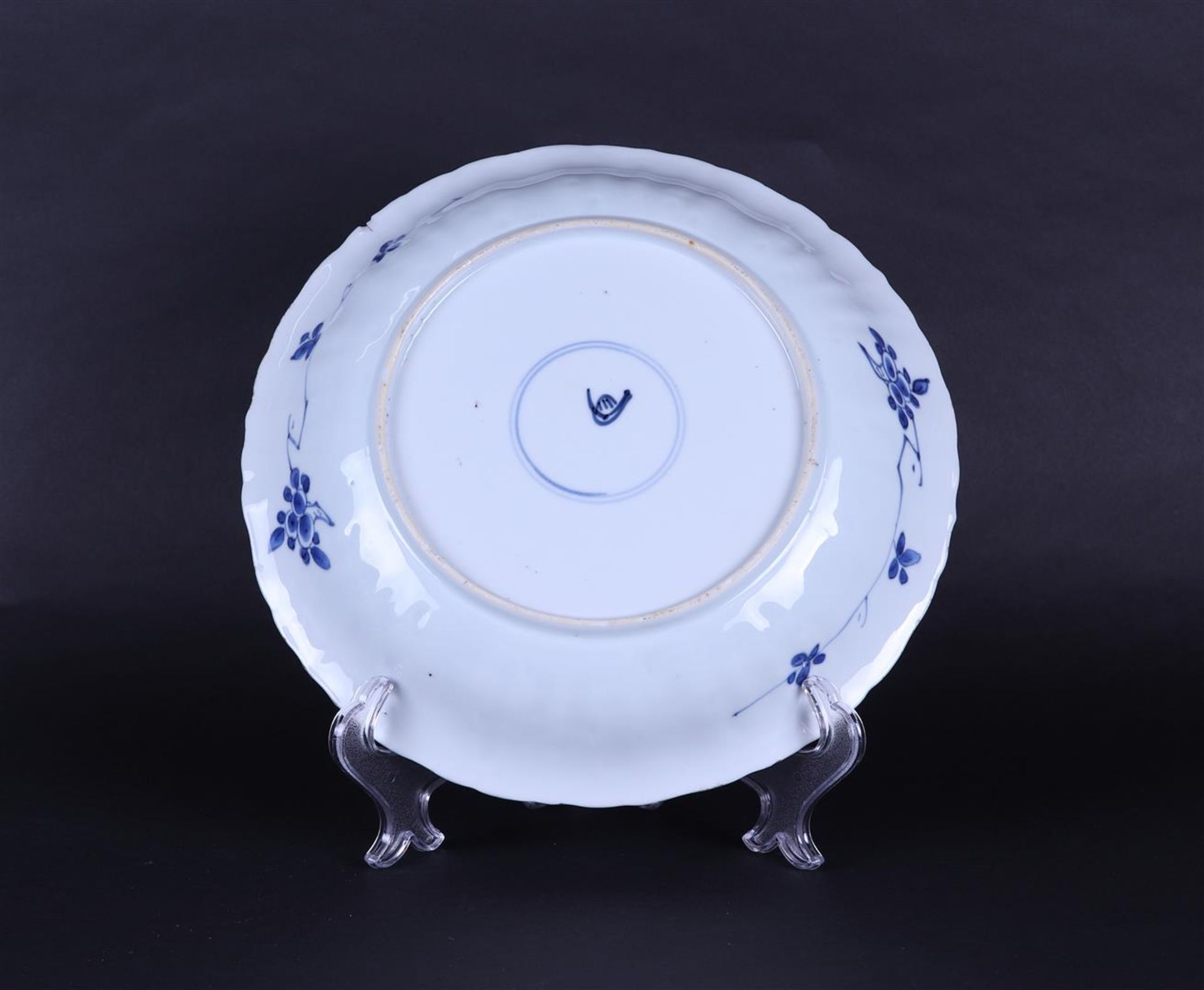 A porcelain dish decorated with a pheasant by a fence. China, Kangxi. - Bild 2 aus 2