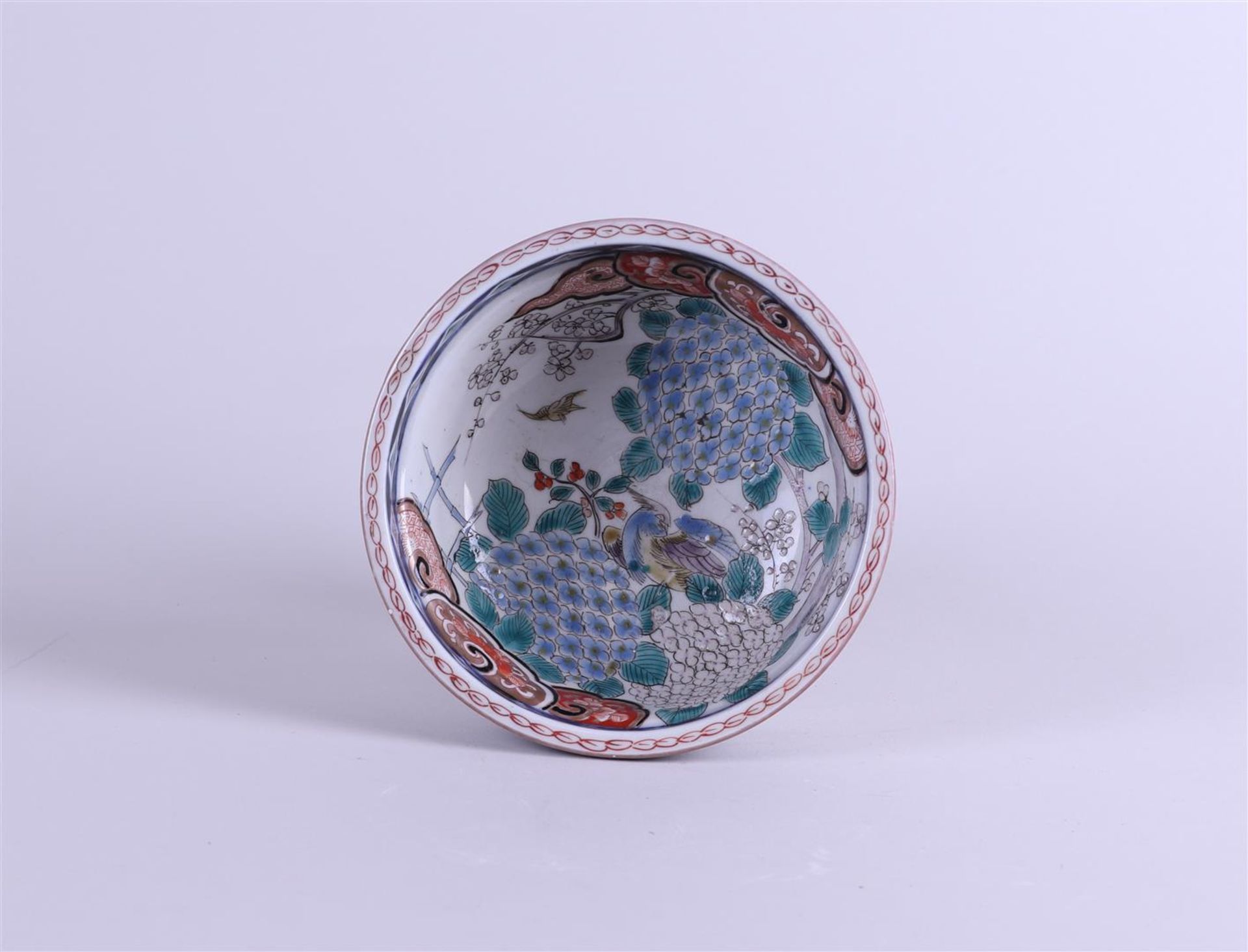 An Imari stem cup decorated with birds and blossoms on the inside, Japan, 19th century. - Bild 2 aus 3