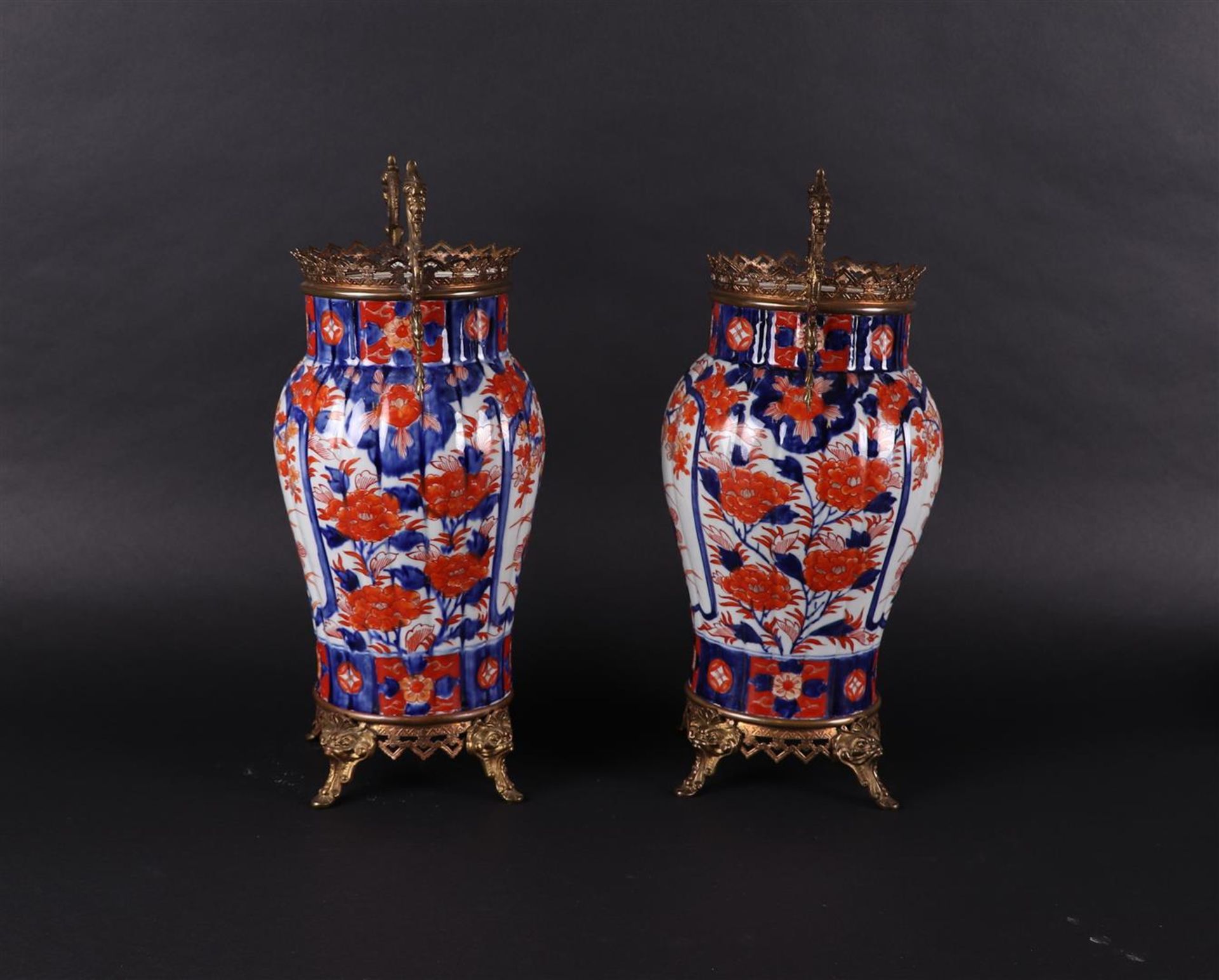 A set of two porcelain Imari vases with cast bronze mounts. Japan, 19th century. - Bild 4 aus 5