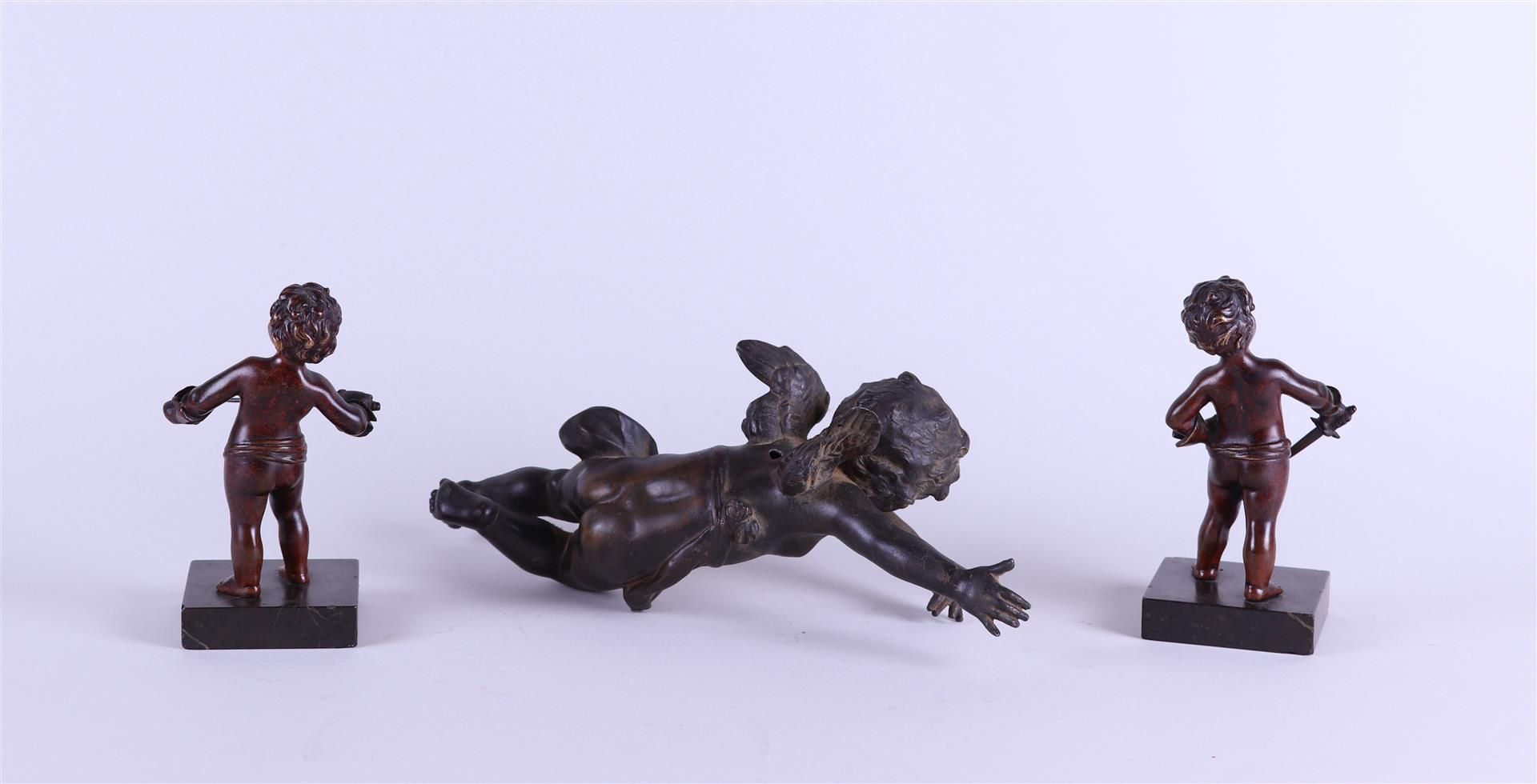 A lot consisting of a zamac puto and two bronze puto on a marble base. Circa 1900. - Bild 3 aus 5