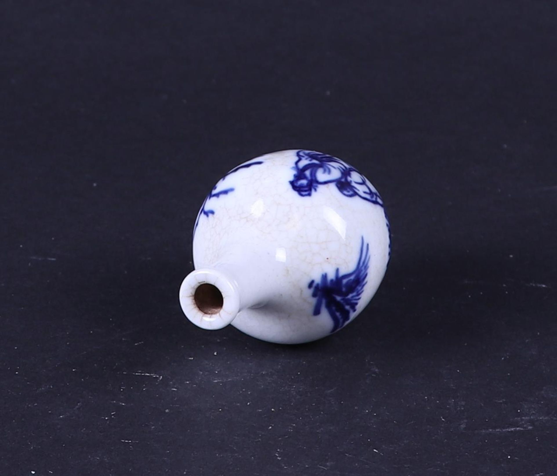 A small porcelain vase decorated with various figures. China, 18th century. - Bild 3 aus 4