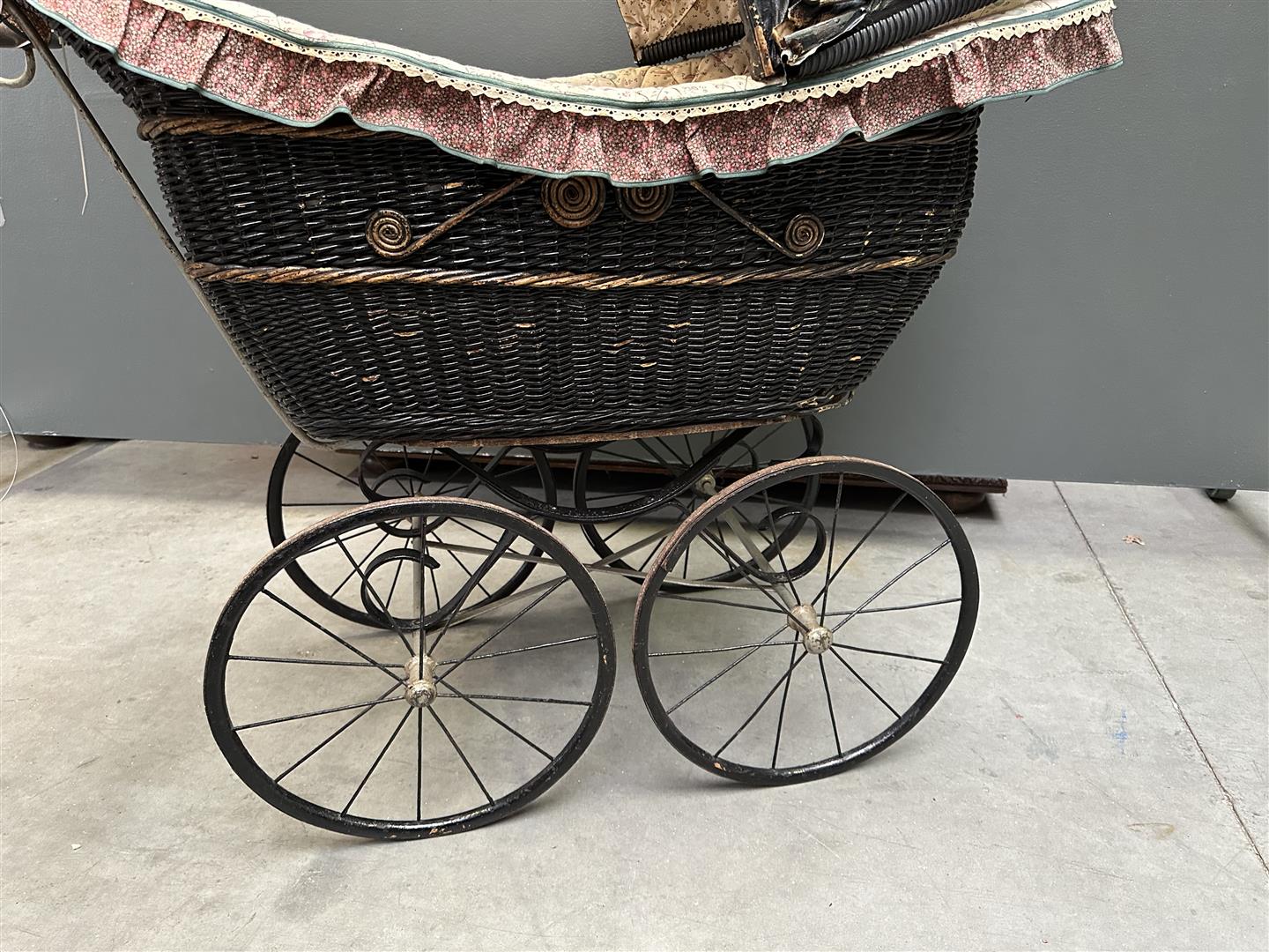 An antique pram with modern upholstery. Approx. 1900. - Image 2 of 3