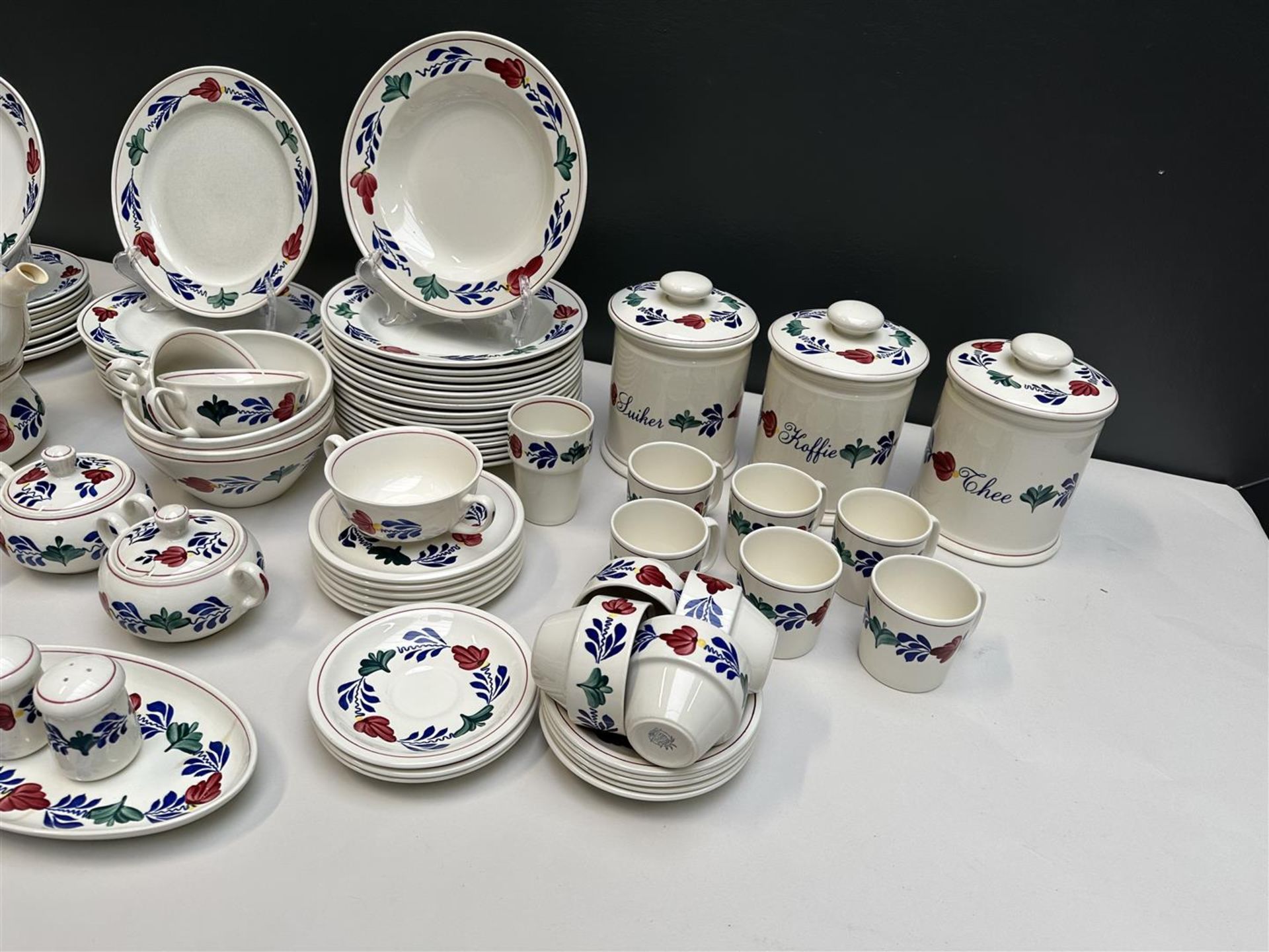 An extensive 109-piece earthenware crockery part decorated with farmer's fur.  - Image 3 of 5