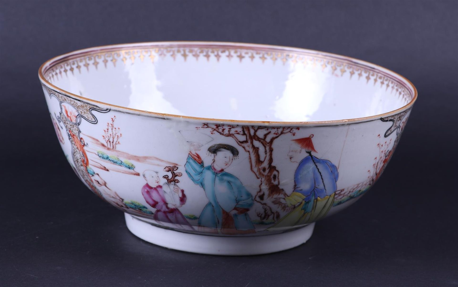 A large porcelain Chine de comande bowl decorated with various figures. China, 18th century. - Image 3 of 6