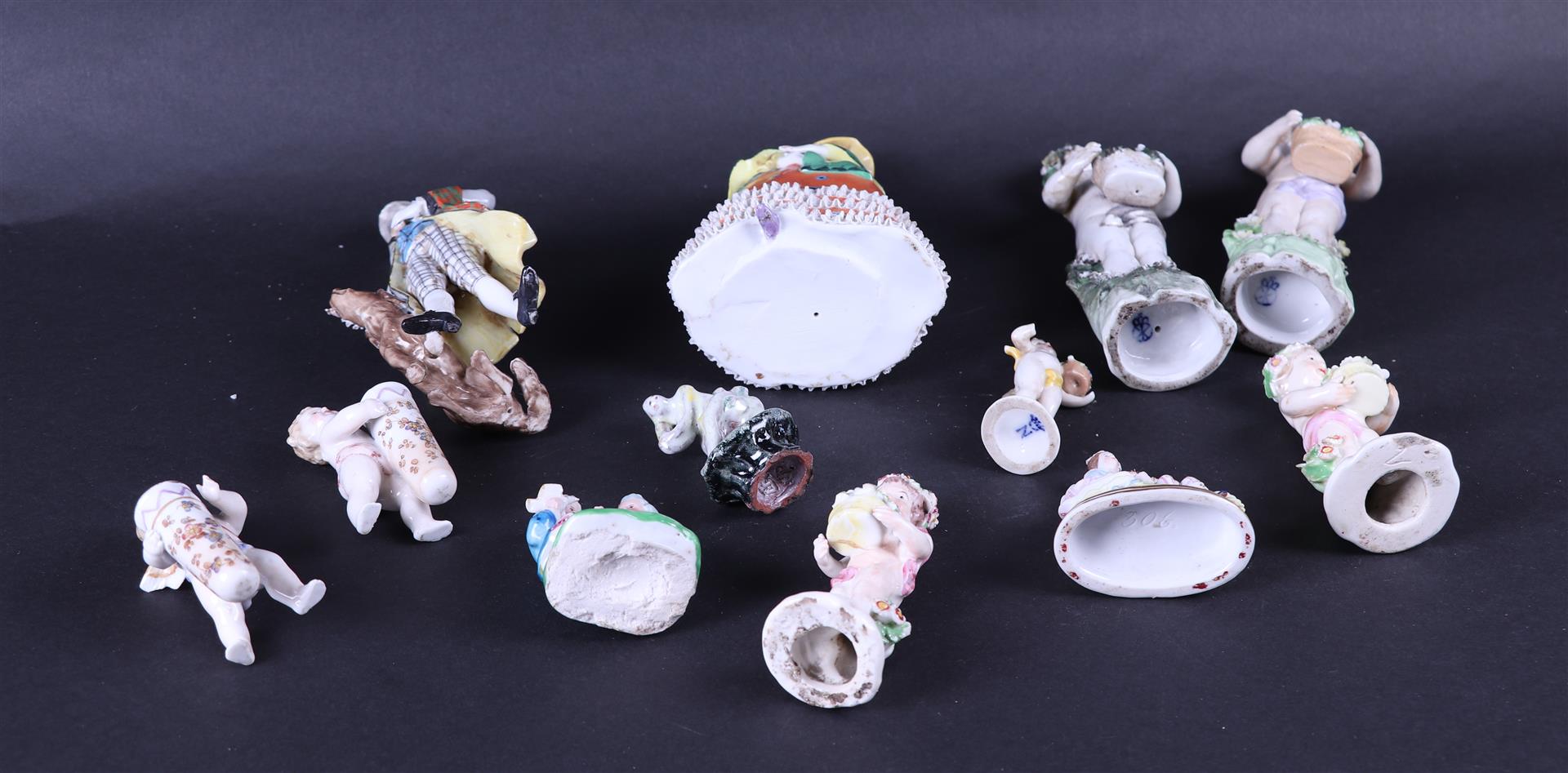 A lot consisting of (7) Derby porcelain angels with a flower basket. T - Image 2 of 2